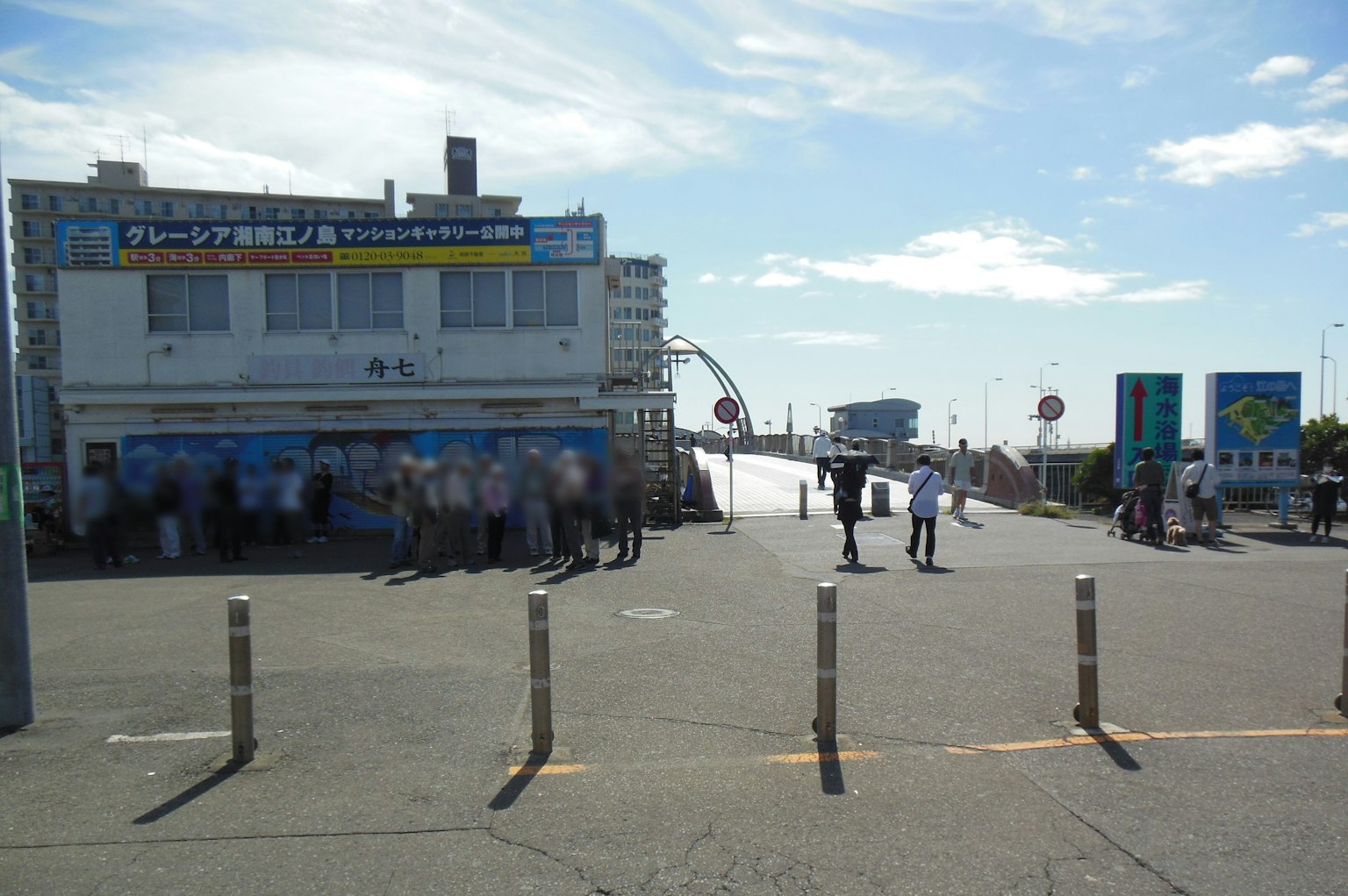 Edificio commerciale sotto un cielo blu con persone riunite