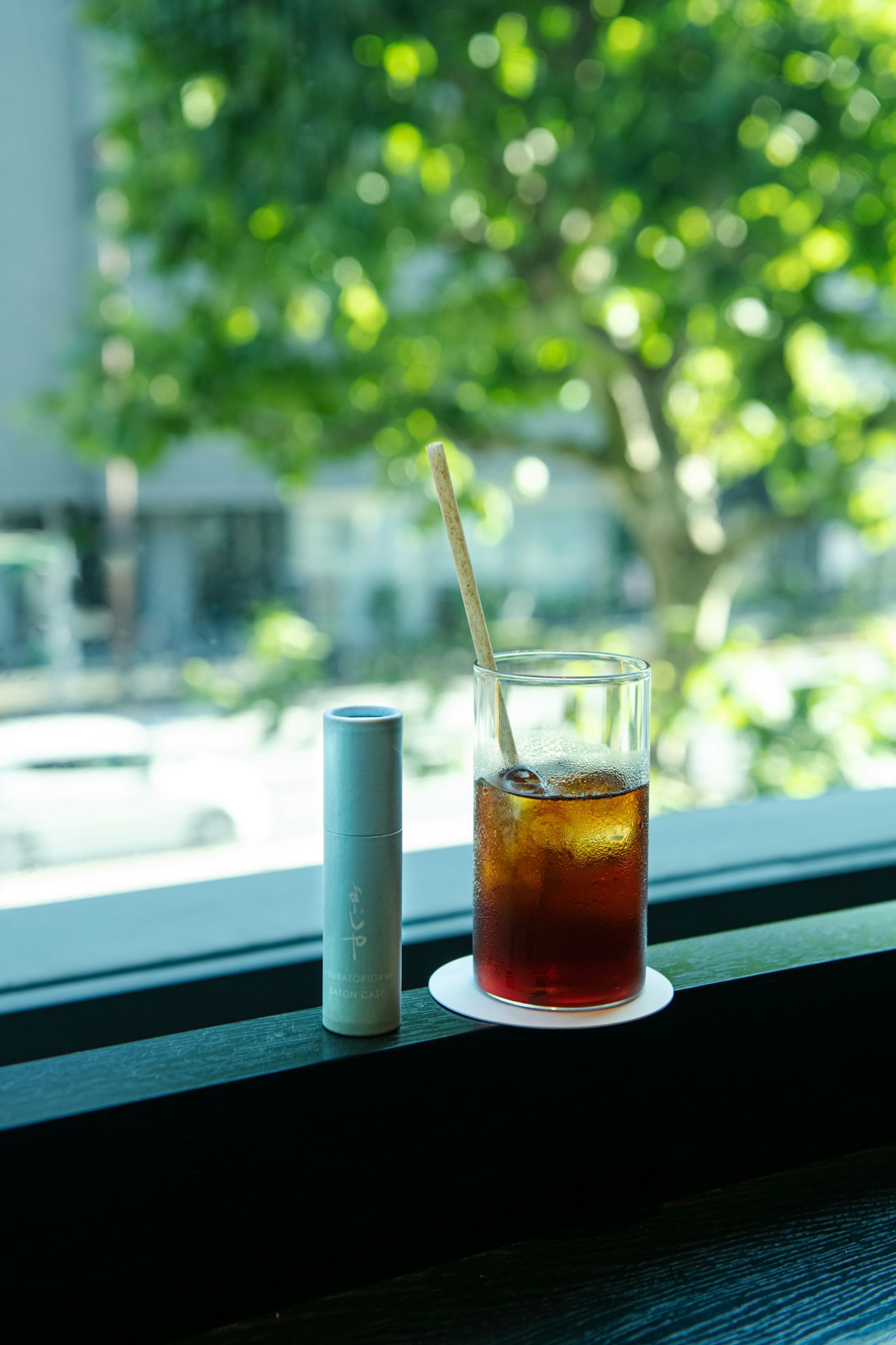 窗边的冰茶和白色容器