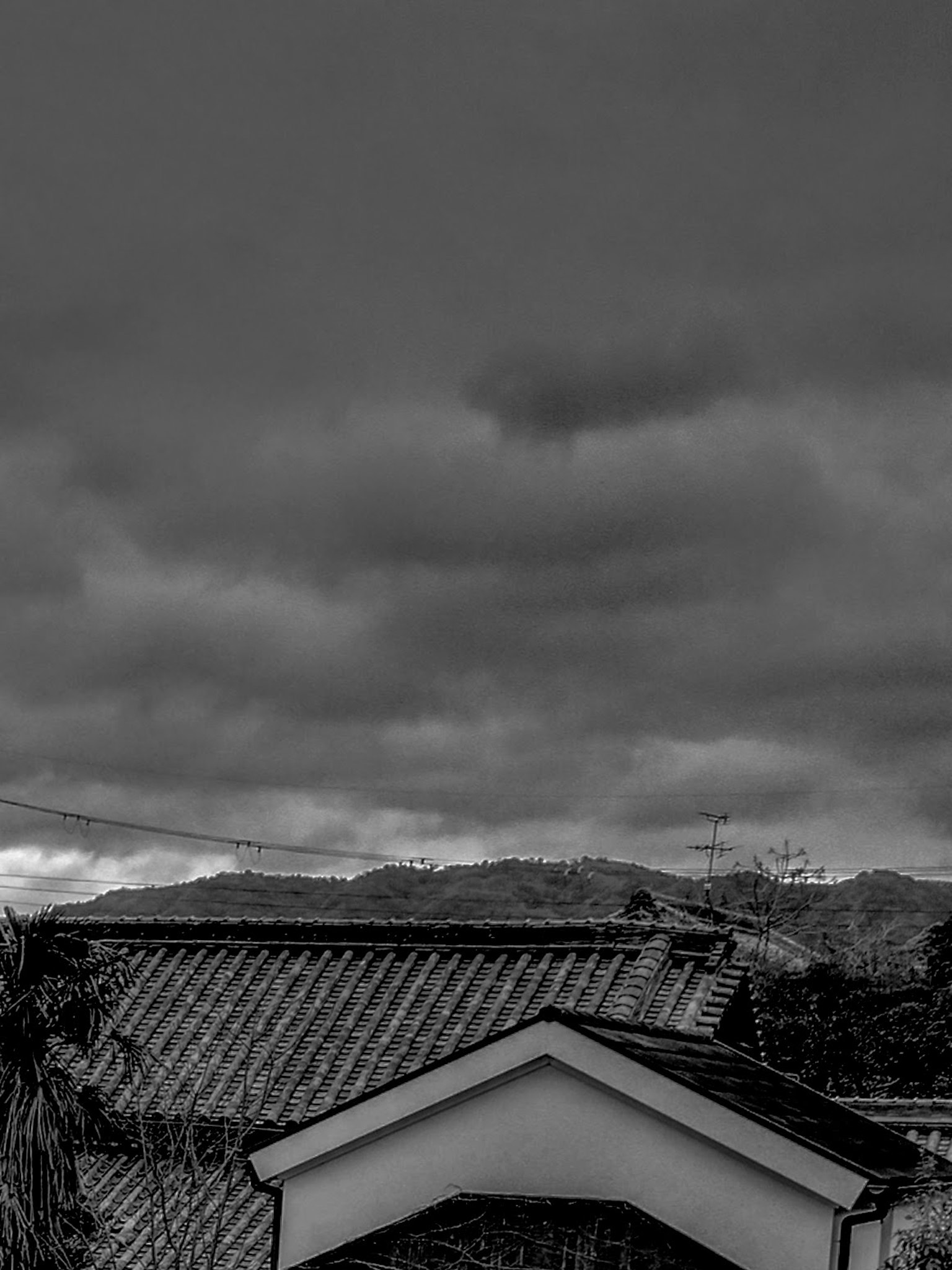 Un paisaje con nubes oscuras sobre techos