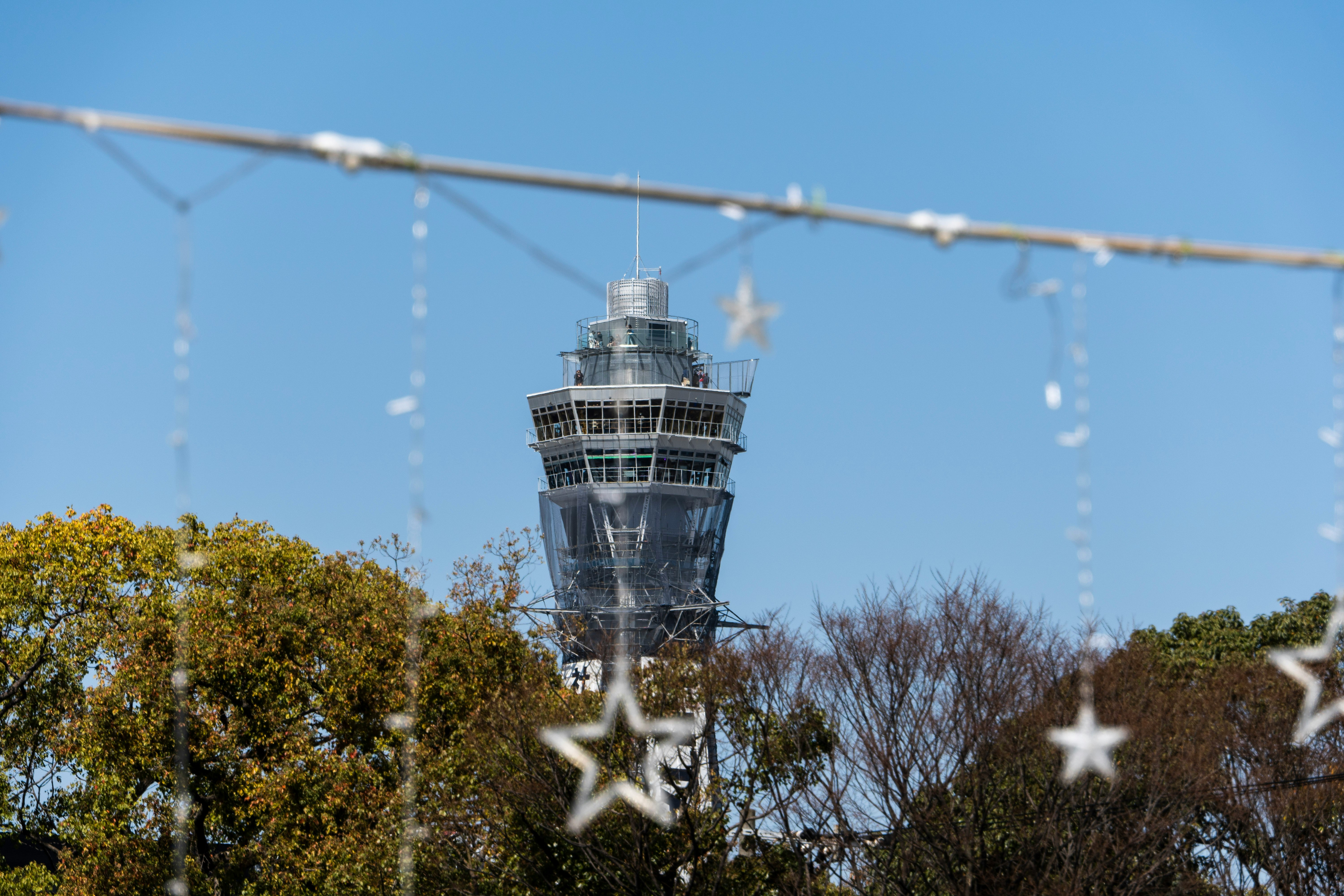 通天閣の展望台と星形の飾りが見える青空の景色