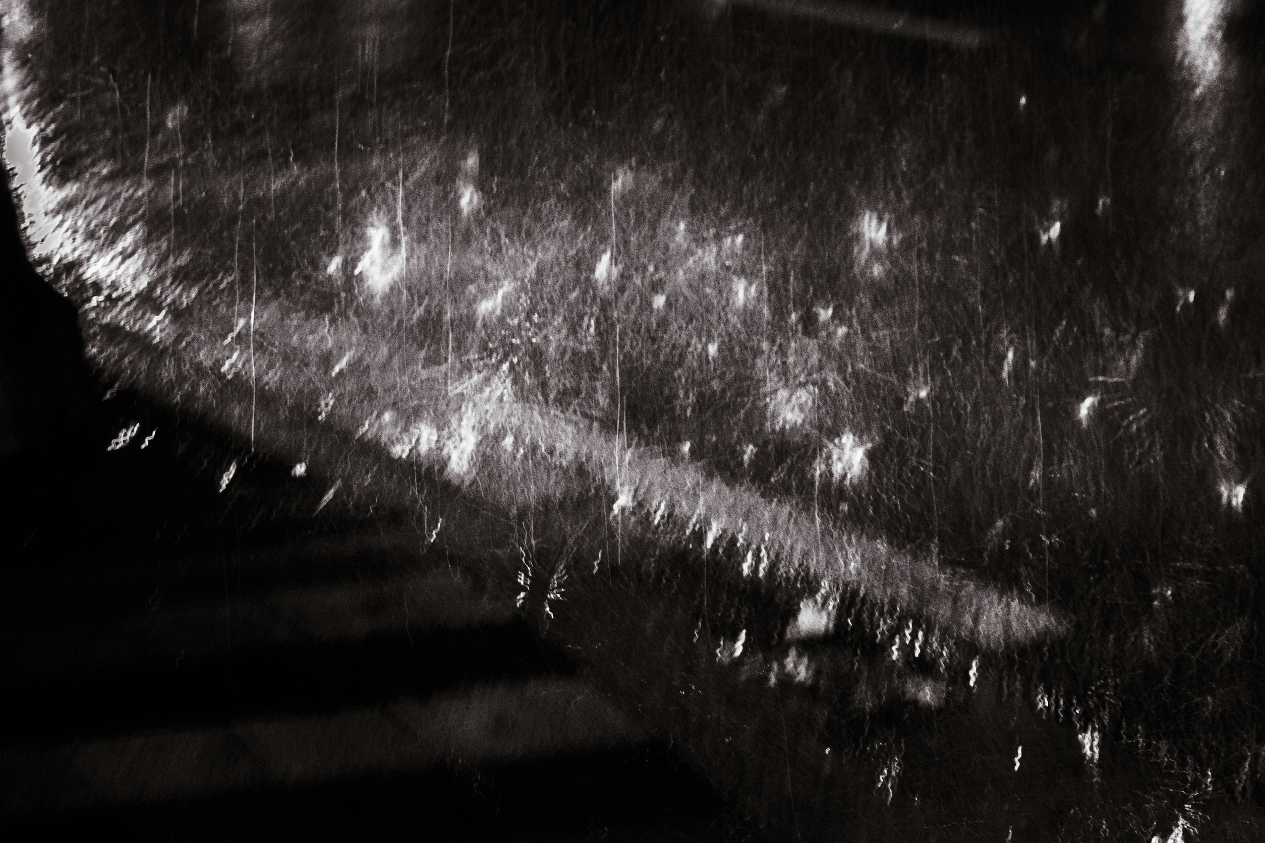 雨の中の花火が水面に反射する夜景