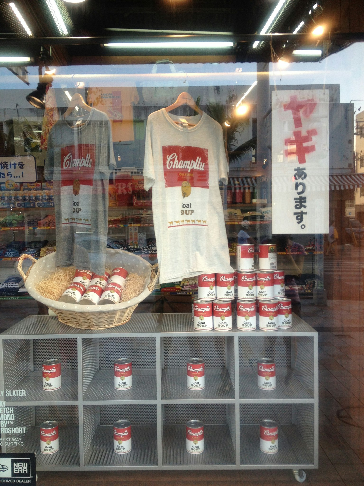 Latas de sopa Campbell y una camiseta exhibidas en una ventana de tienda