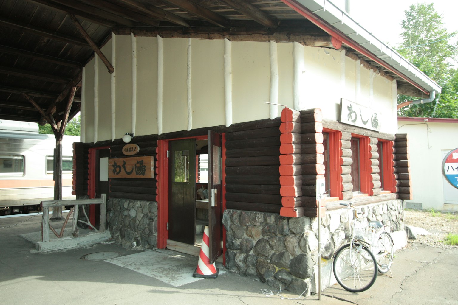Bâtiment de gare en bois avec vélo devant