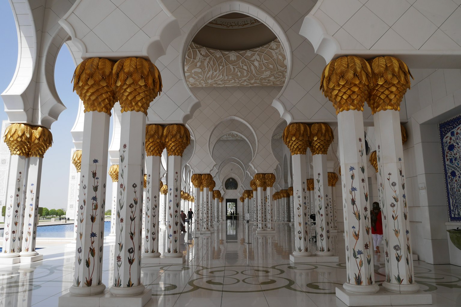 Interno di un bellissimo edificio con colonne in marmo bianco e decorazioni dorate