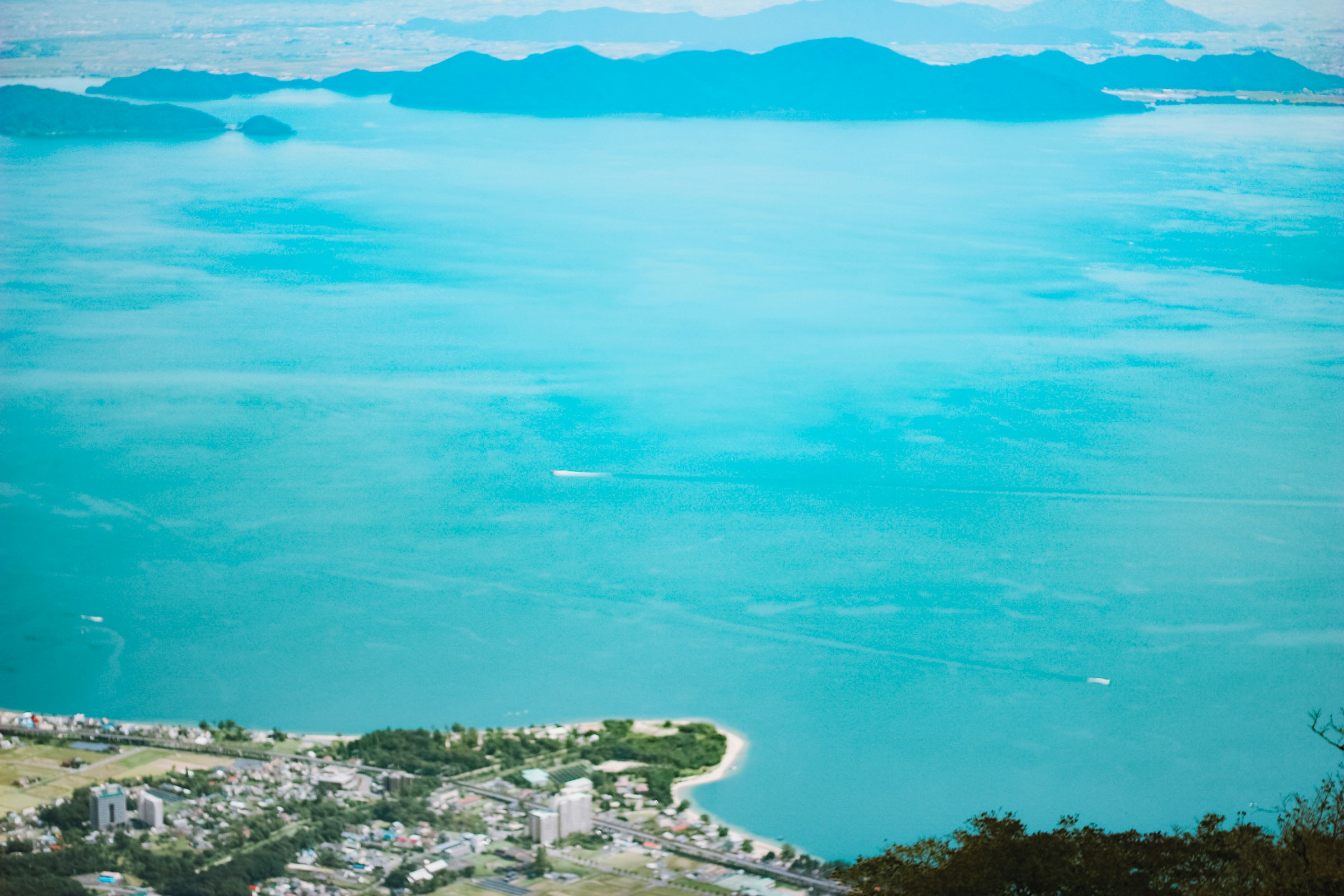 海に面した湾岸の街並みと遠くの島々