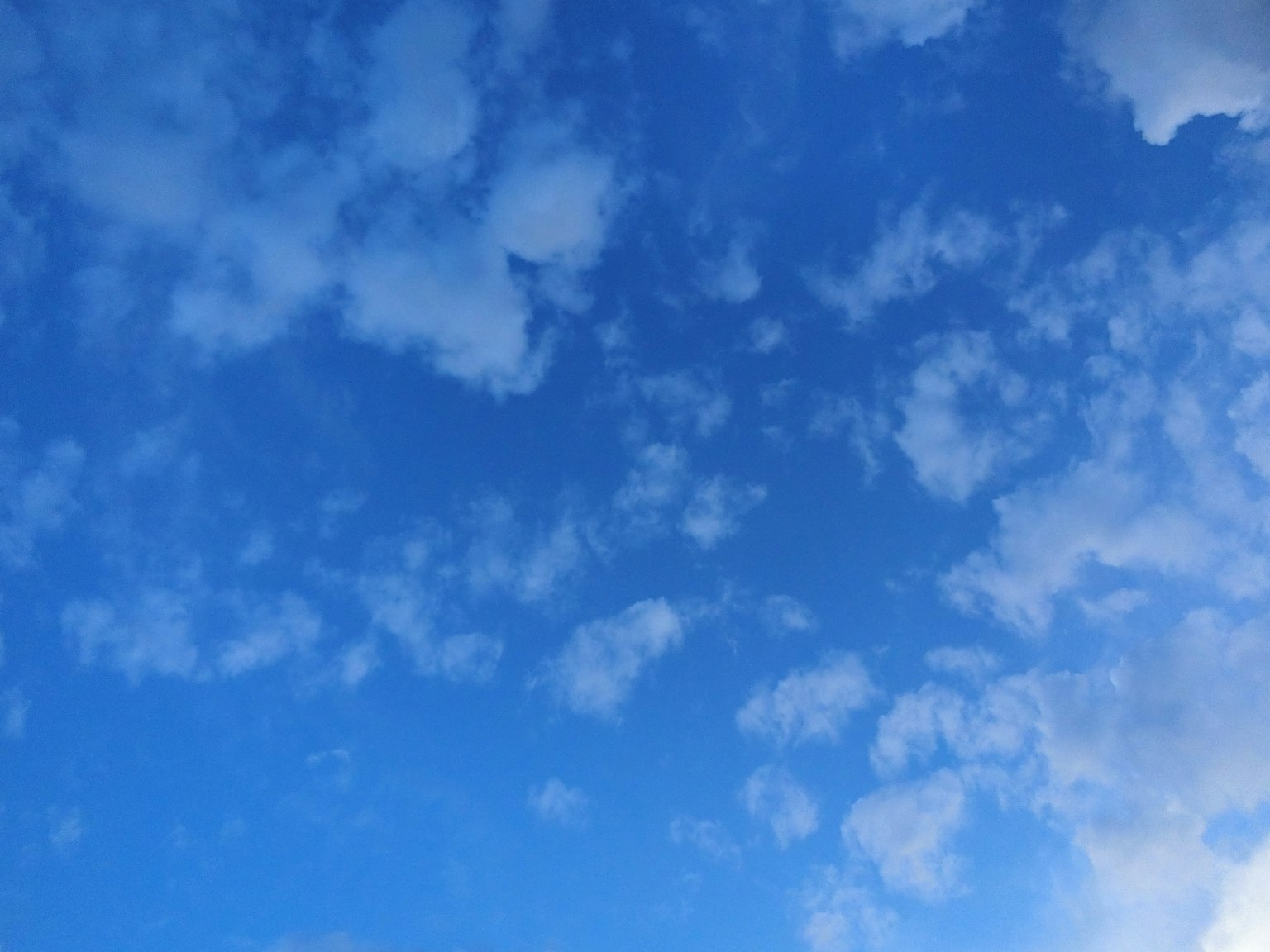 Blauer Himmel mit verstreuten weißen Wolken