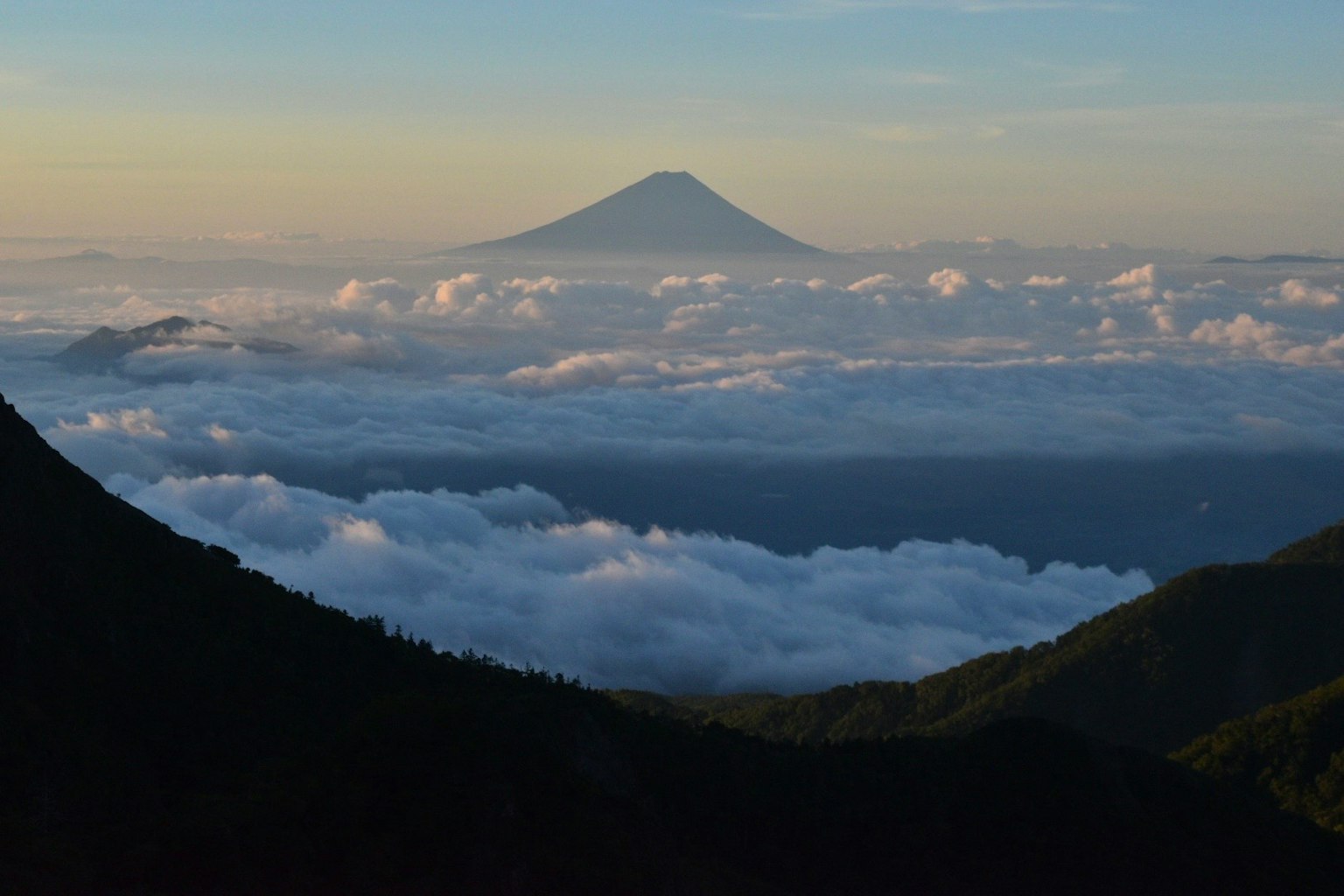 富士山耸立在云海之上的壮丽景色
