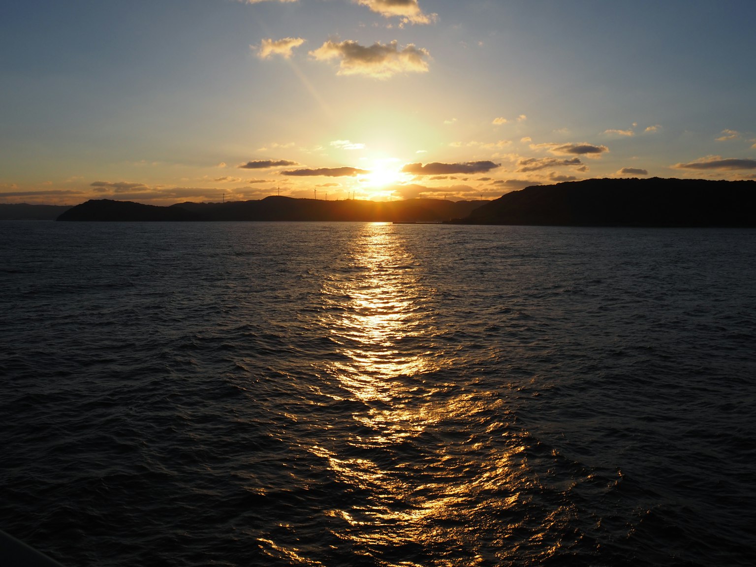 Bellissimo tramonto sull'oceano con riflessi sulle onde