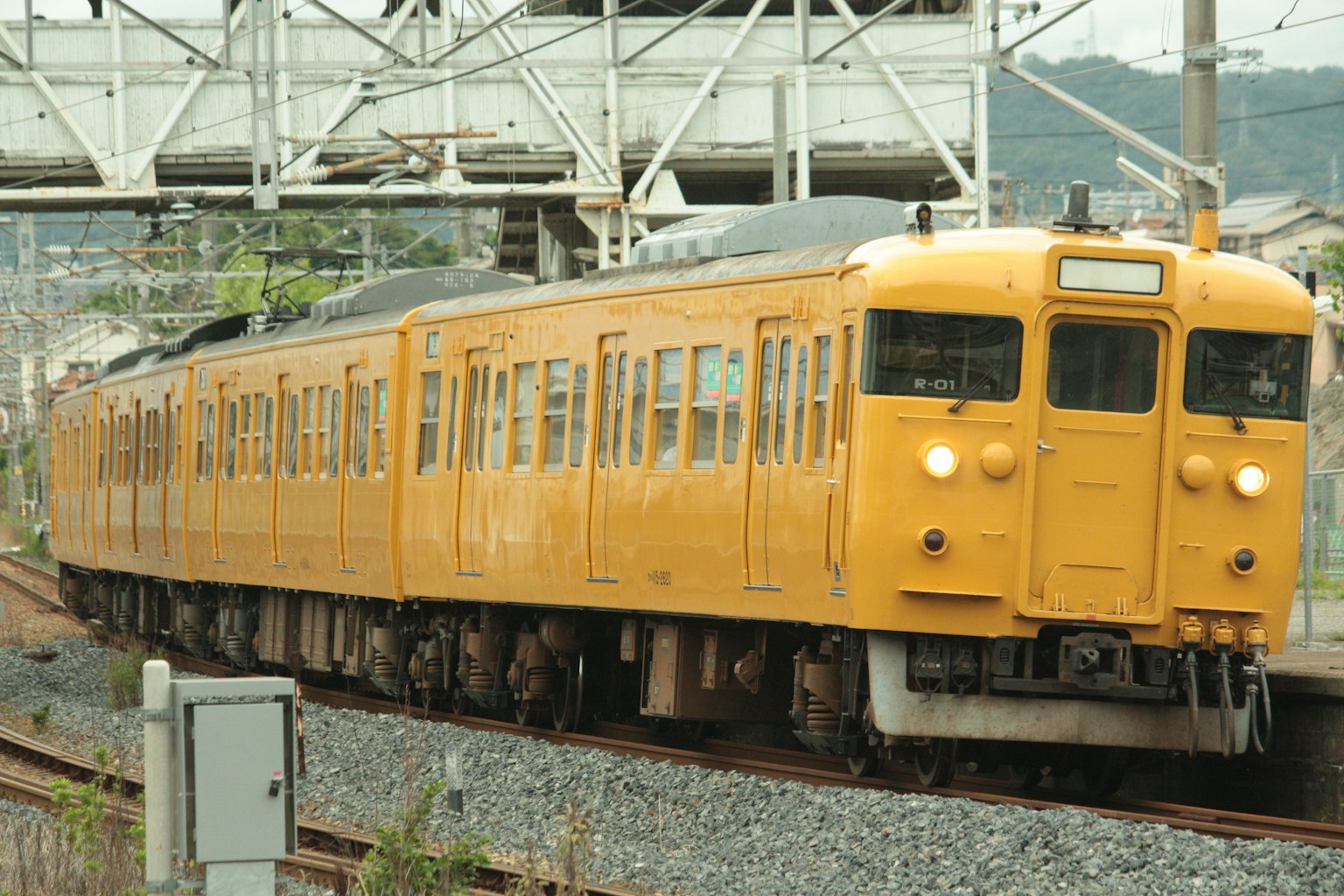 Un tren amarillo en las vías