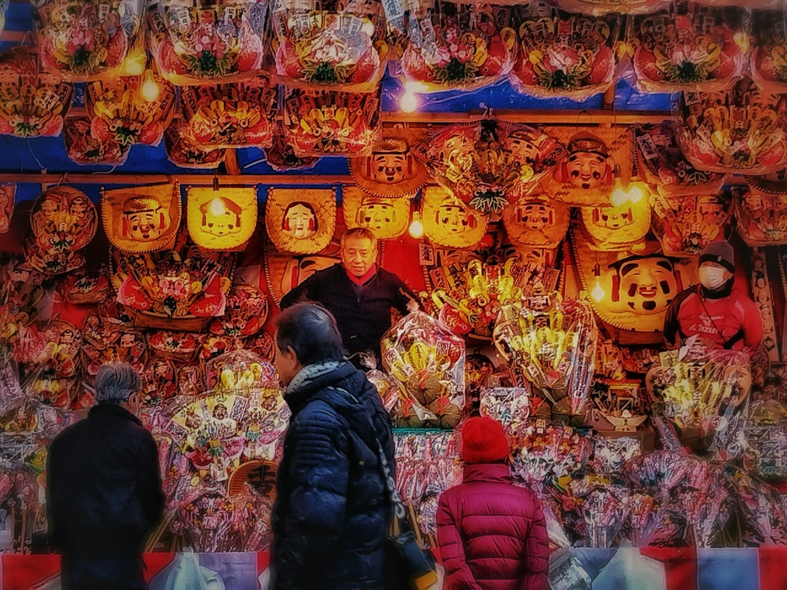 热闹的市场场景展示了各种装饰品人们在观察装饰品