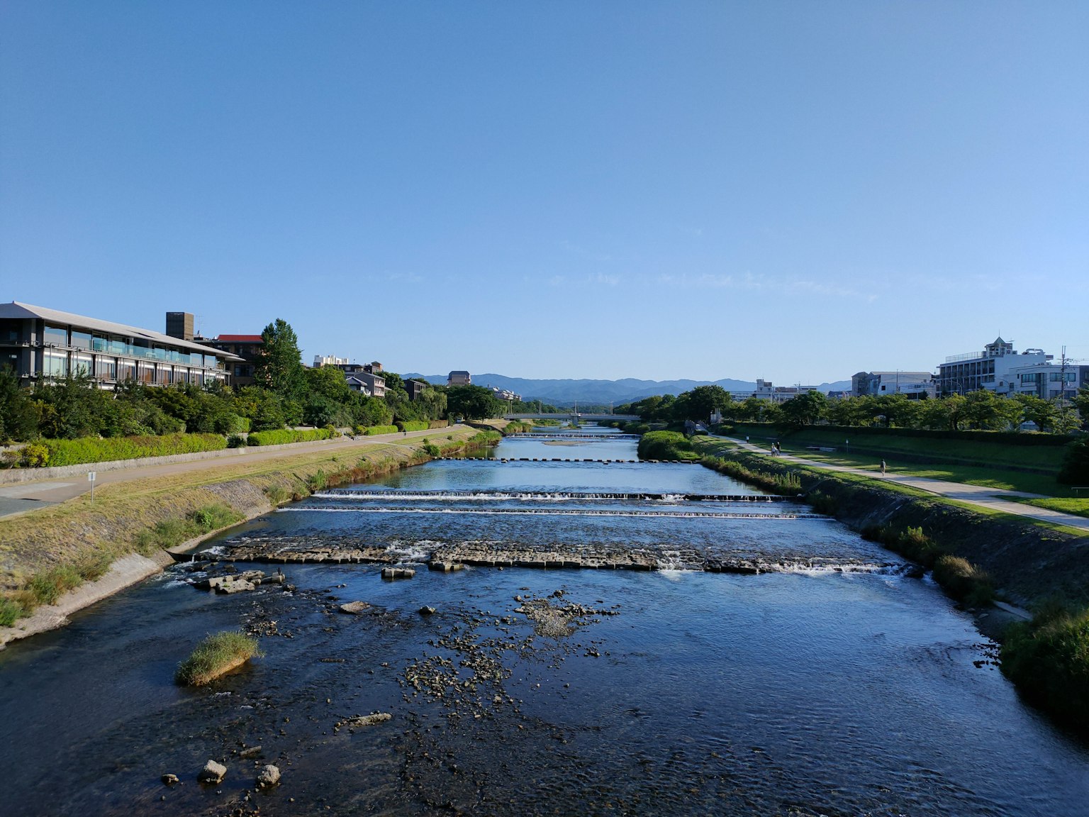 青空の下の川とその周辺の風景