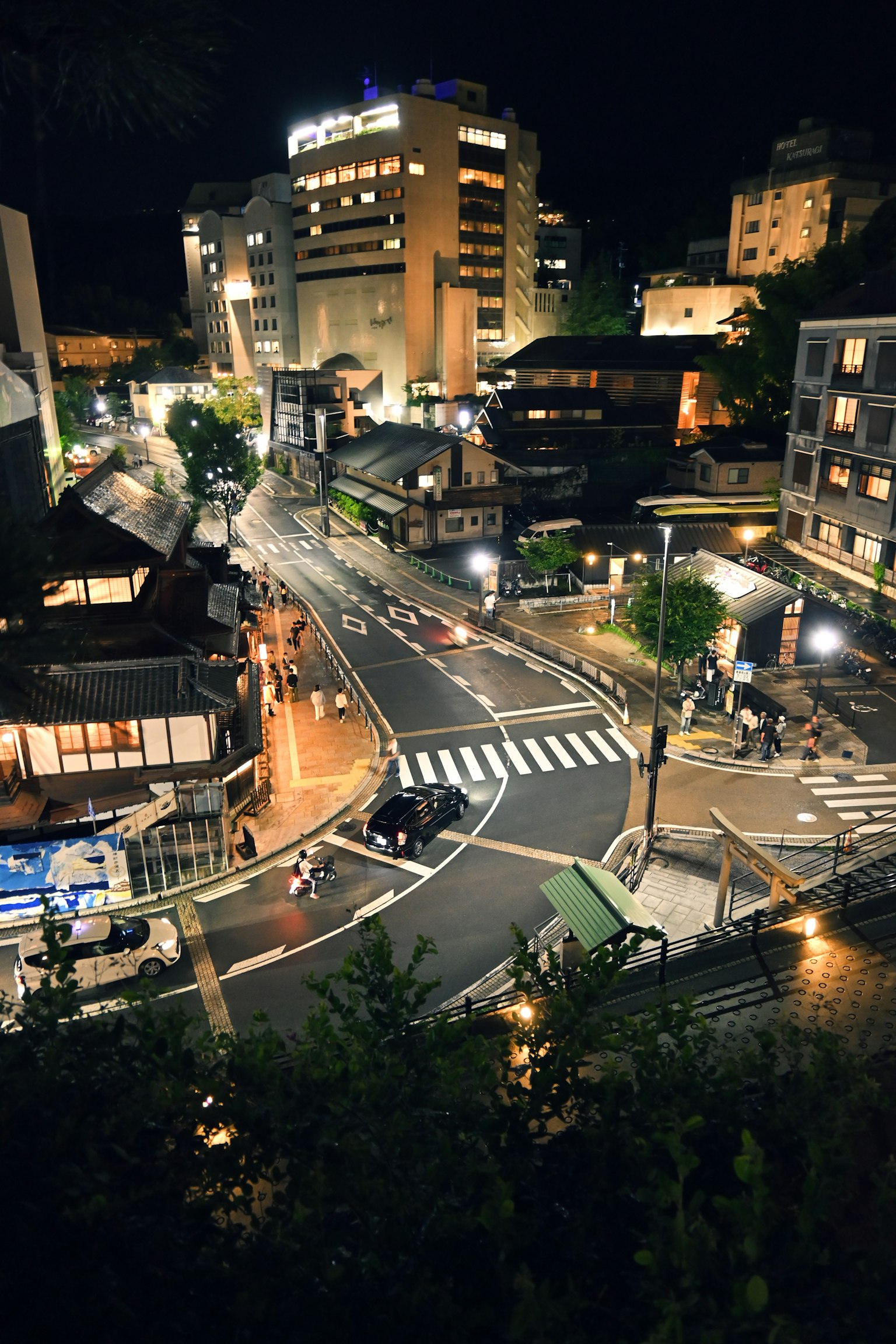 도시 거리와 교차로의 야경