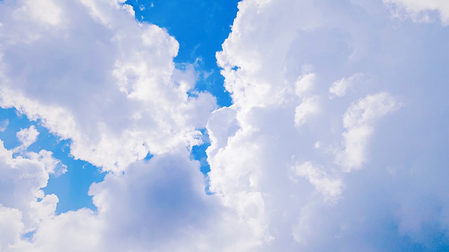 Vista bellissima di nuvole bianche contro un cielo blu