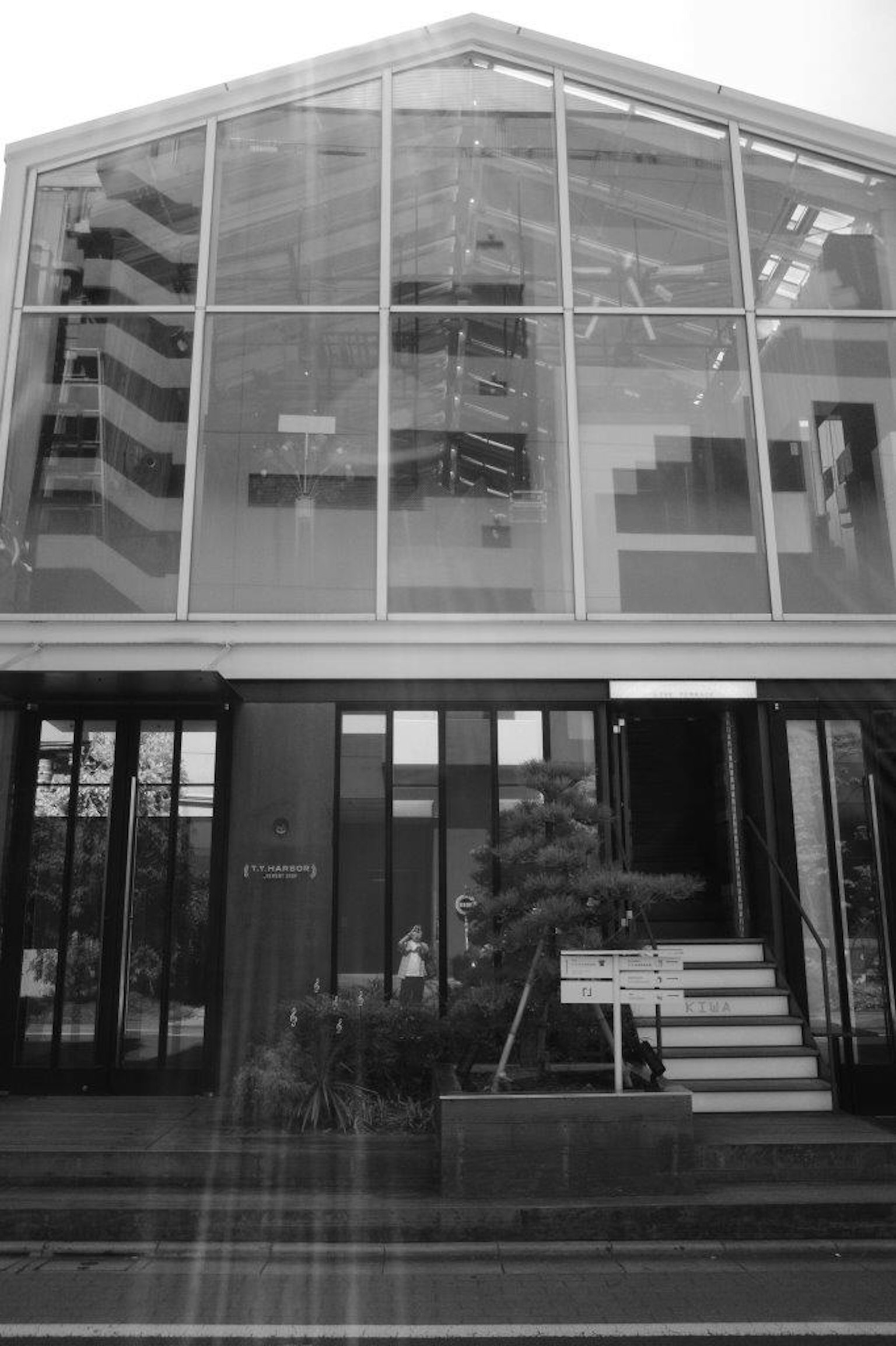 Edificio moderno con facciata in vetro e scala
