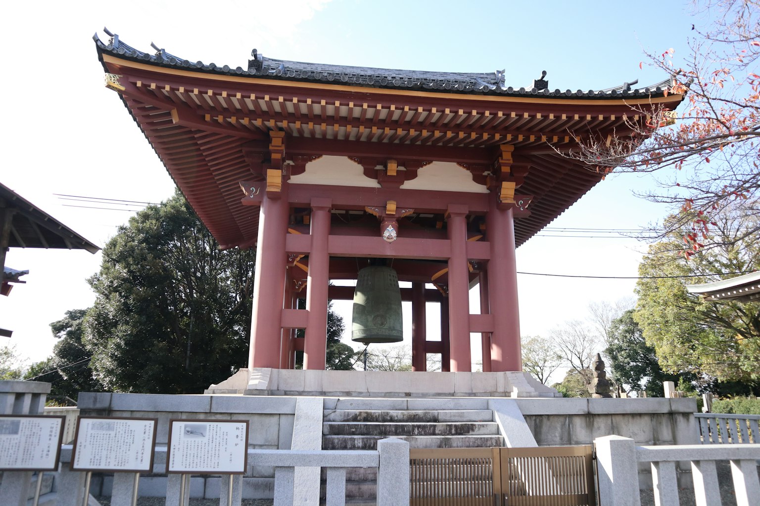 Structure de clocher avec une architecture détaillée dans un cadre de temple