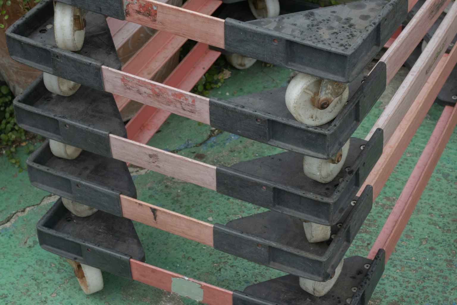Carrelli impilati in plastica con strisce nere e rosa