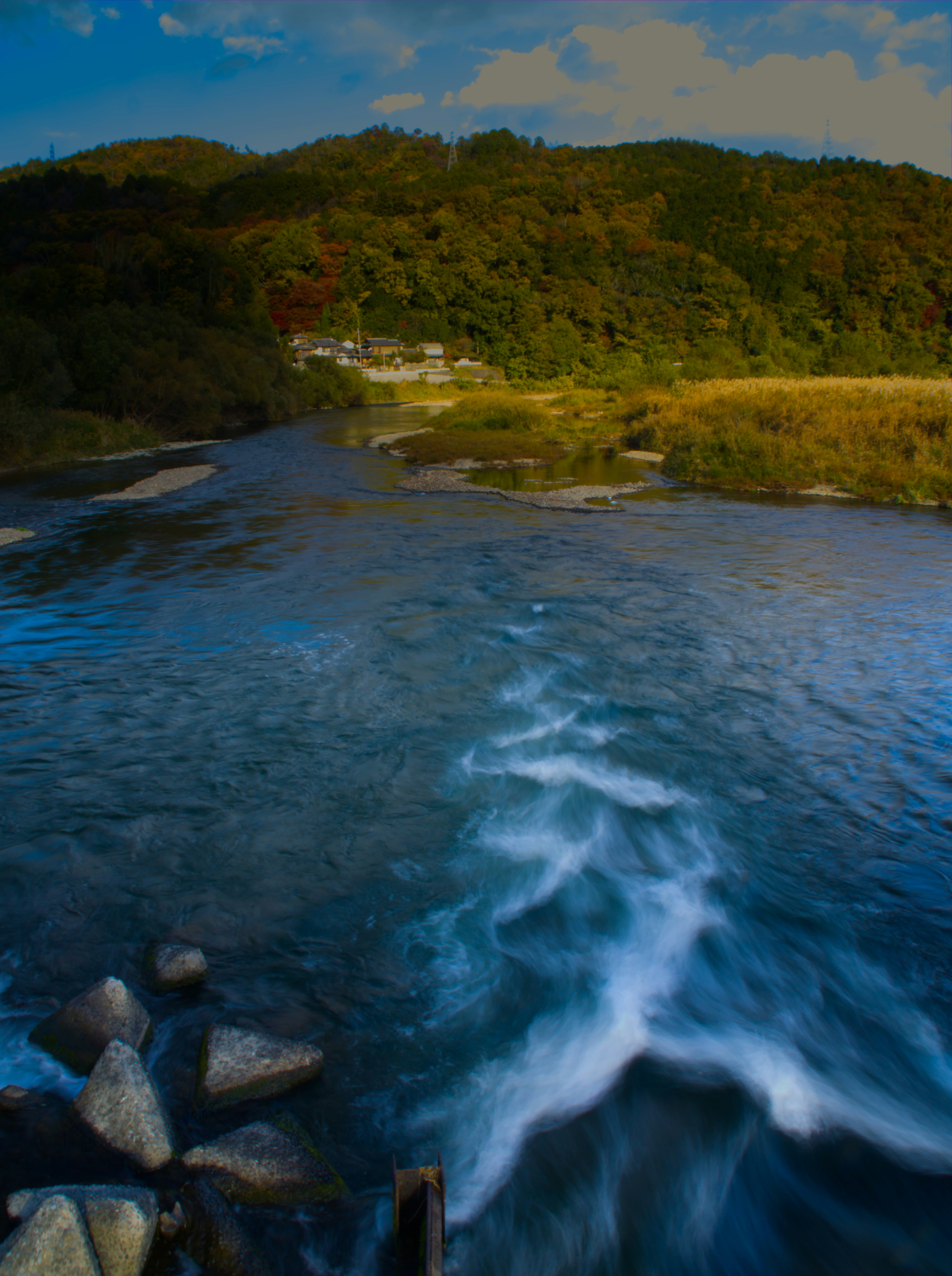 水の流れと川辺の岩
