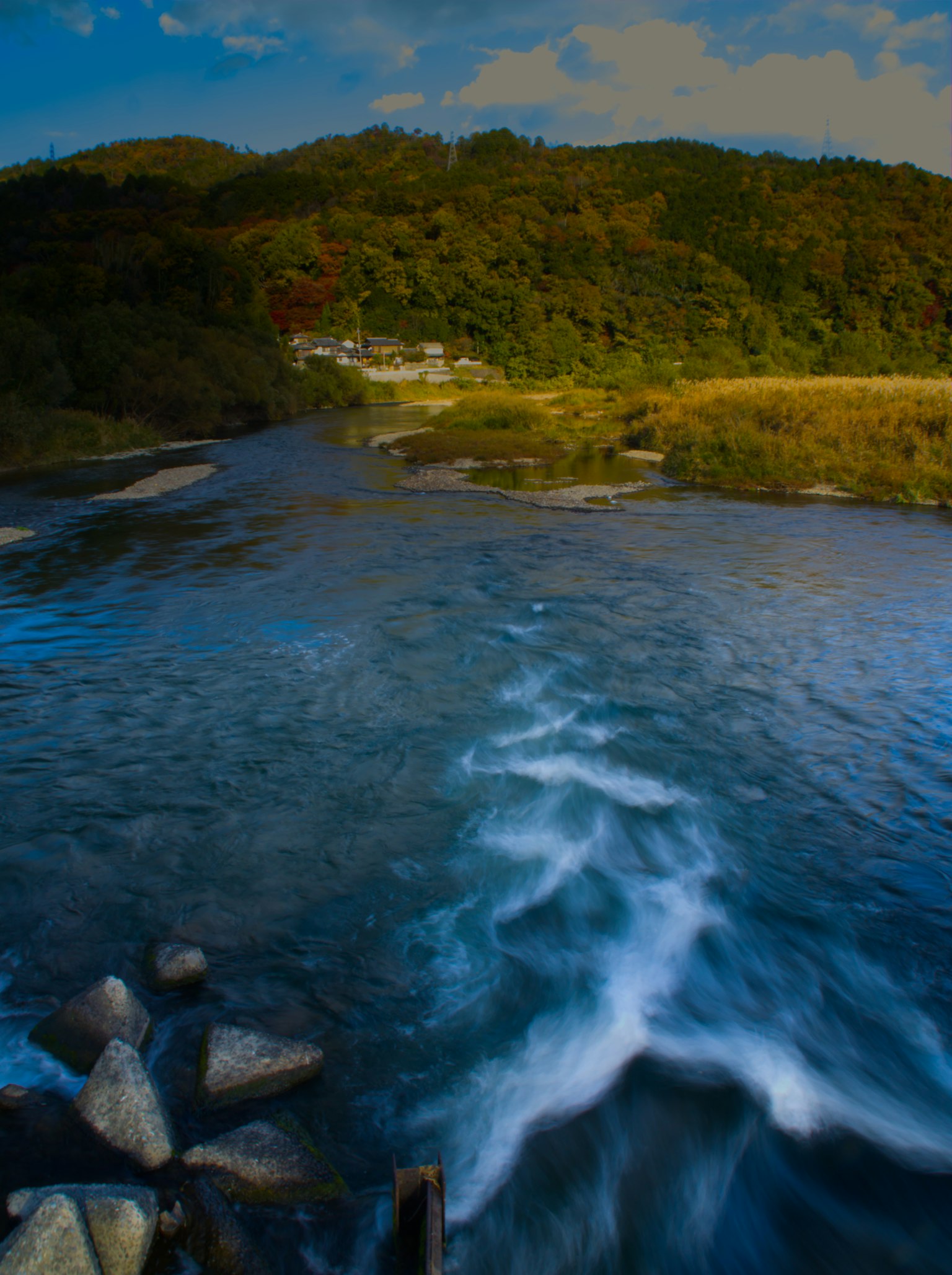 川の流れと緑の山々の風景