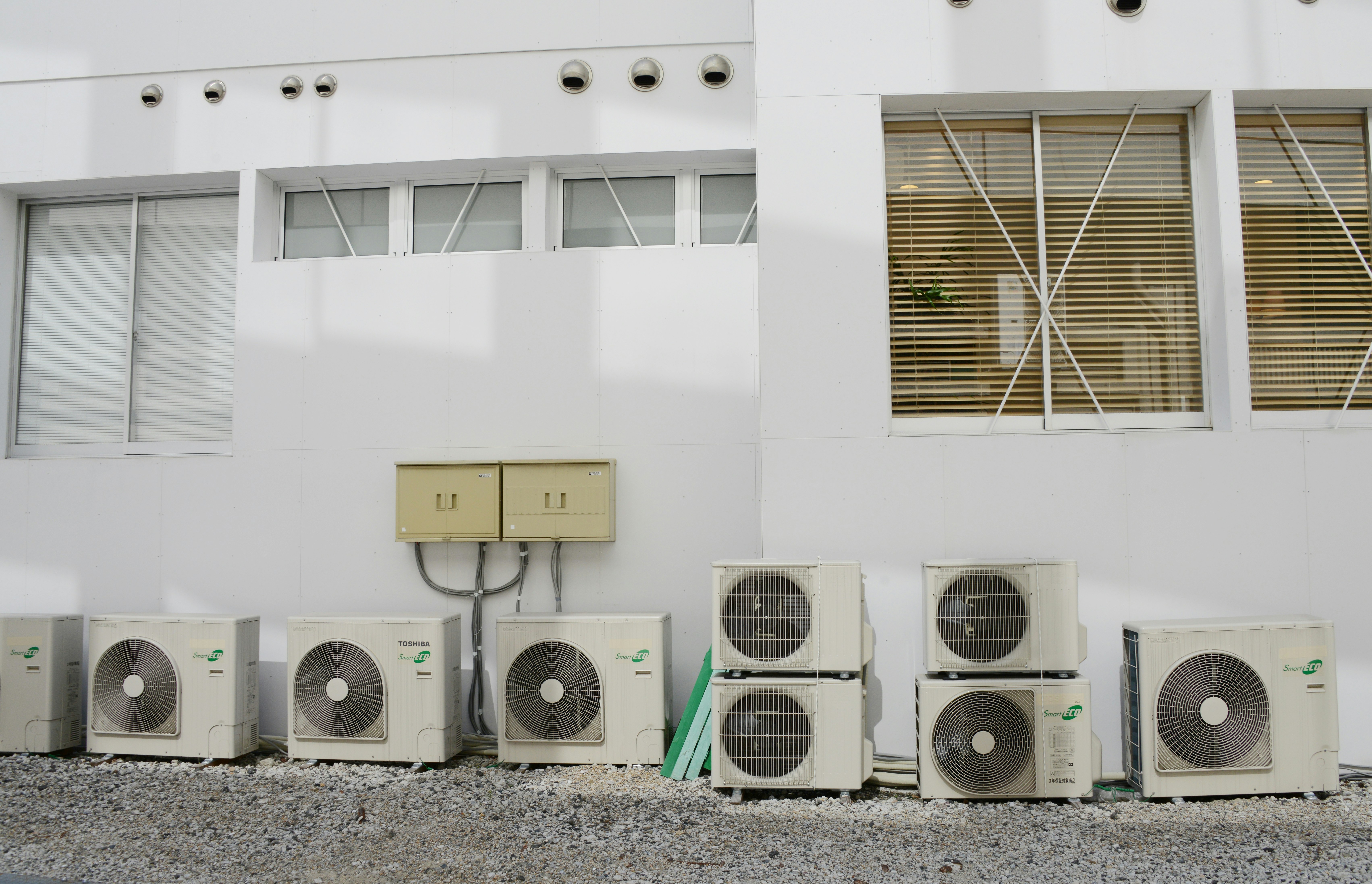 建築外牆旁一排排的冷氣室外機