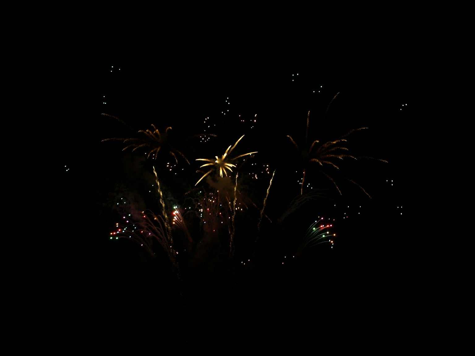 Fuegos artificiales coloridos explotando contra un fondo oscuro