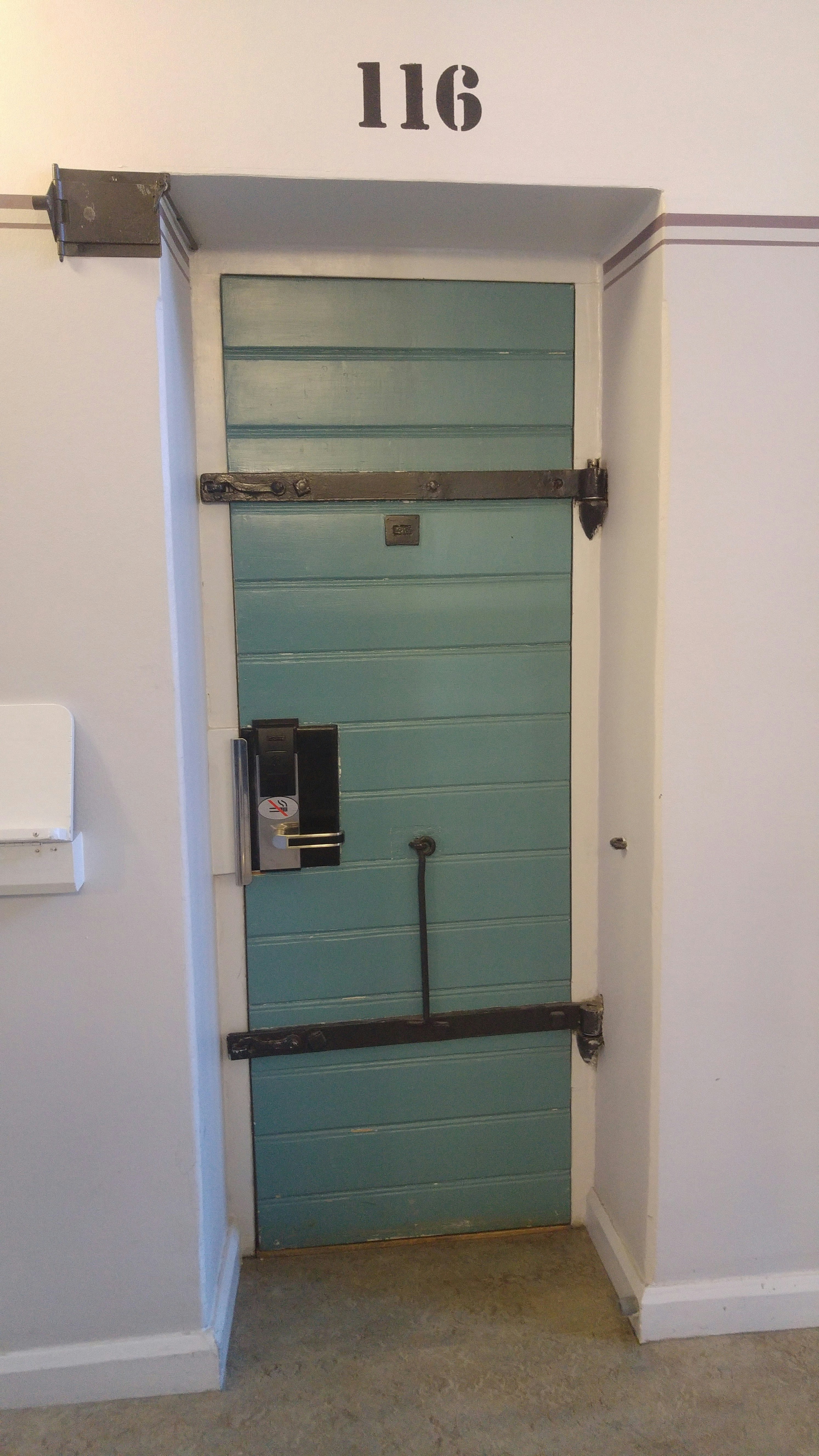 Blaue Innentür mit der Nummer „116“
