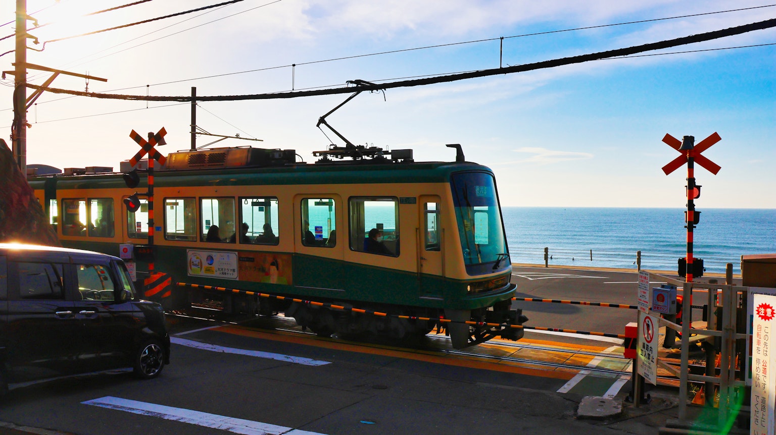 沿海行駛的火車和藍天