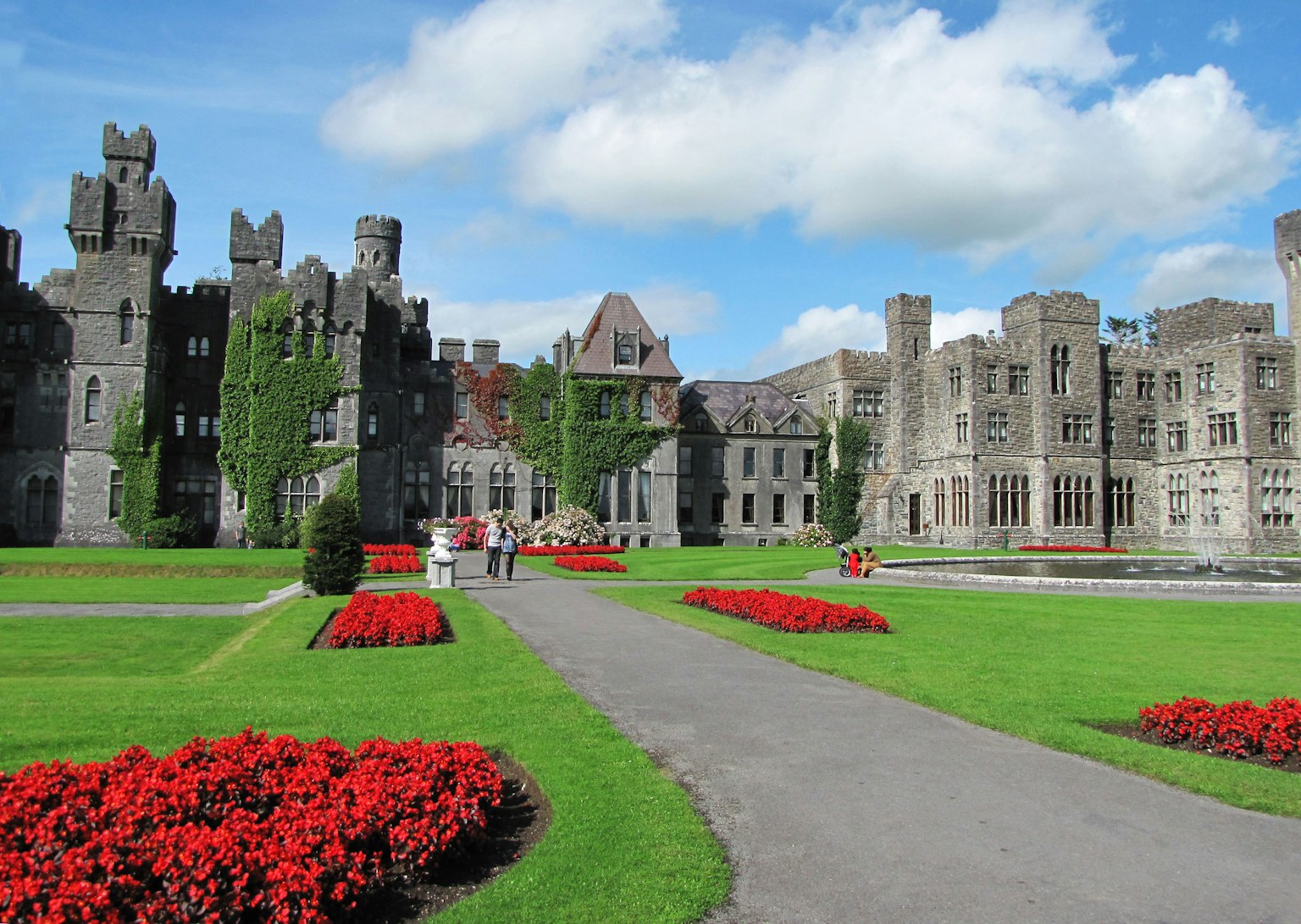 Hermoso jardín con arquitectura de castillo histórico