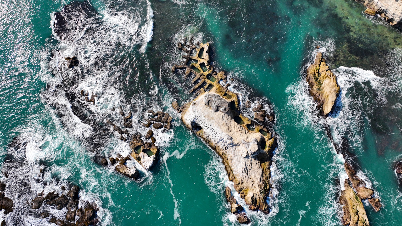 Vista aerea di isole rocciose circondate da acqua turchese