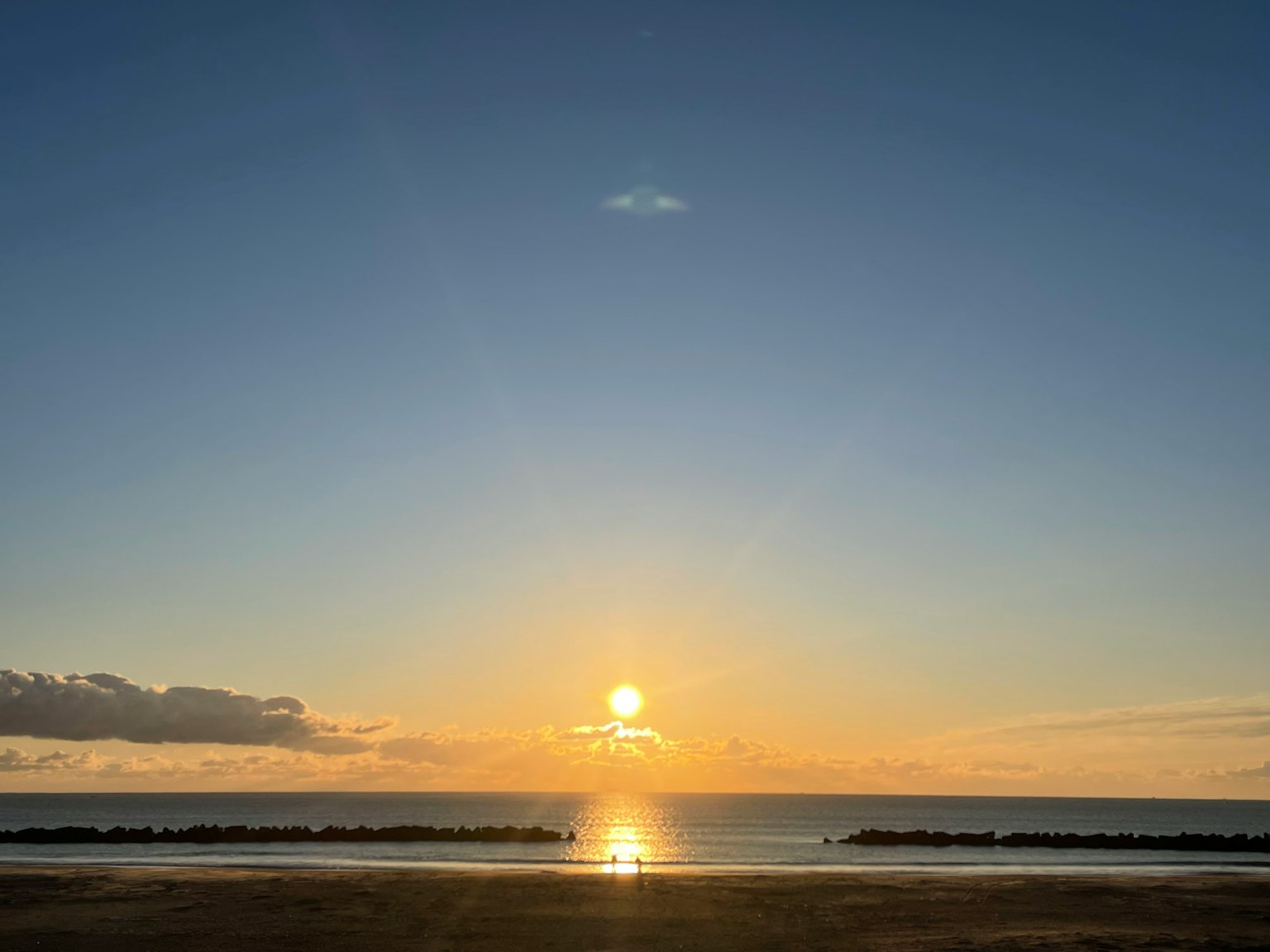 美麗的日落在海面上與雲彩