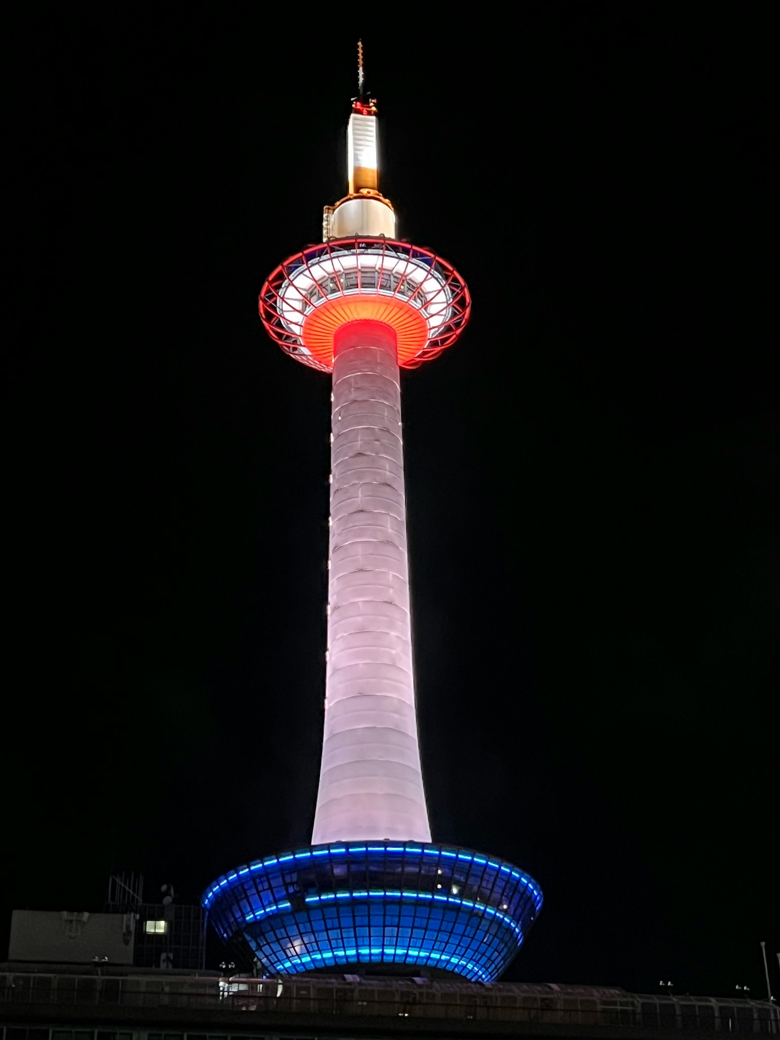 夜間照亮的京都塔展示生動的顏色