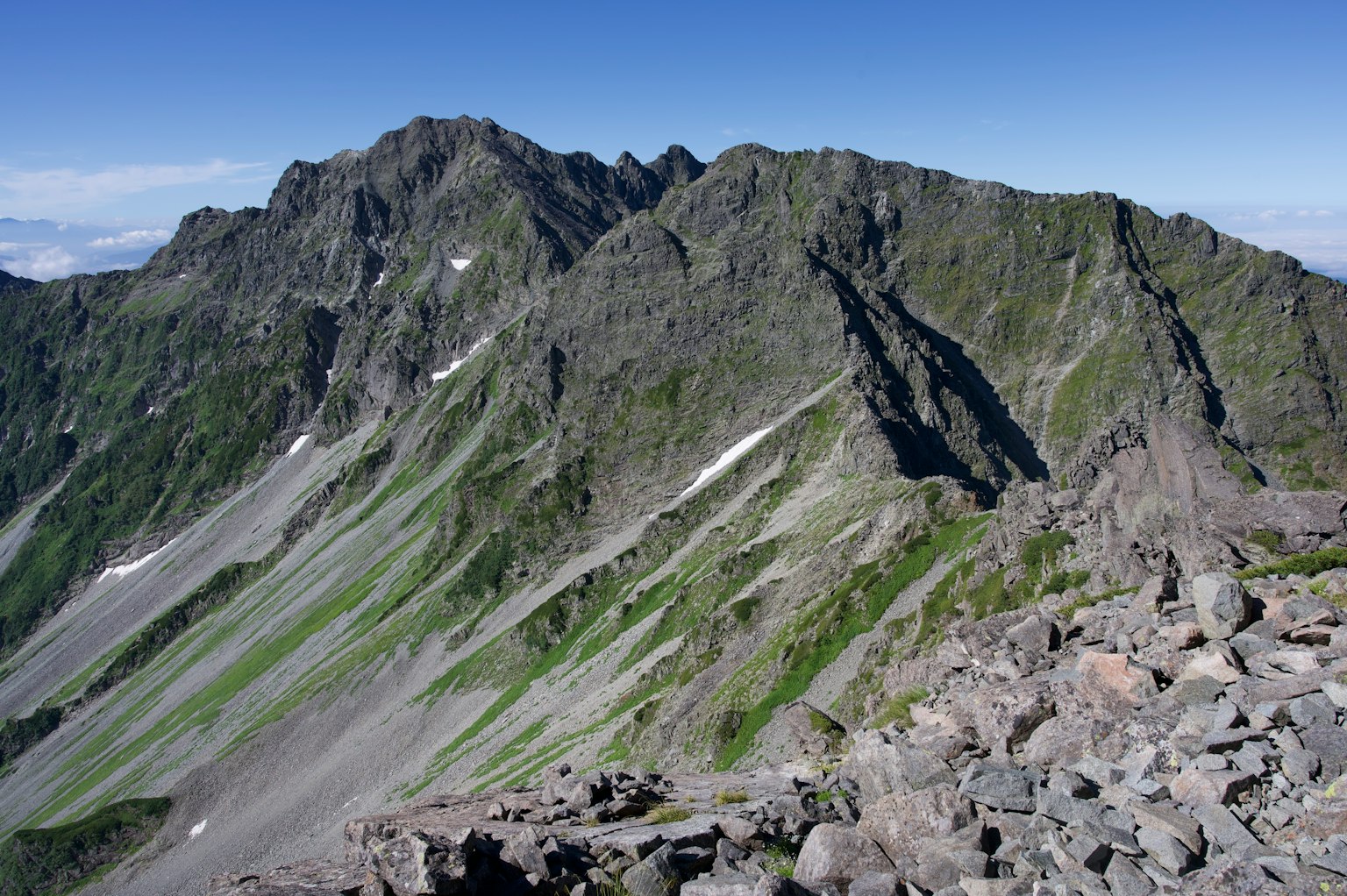 廣闊的綠色山脈和岩石地形的景觀