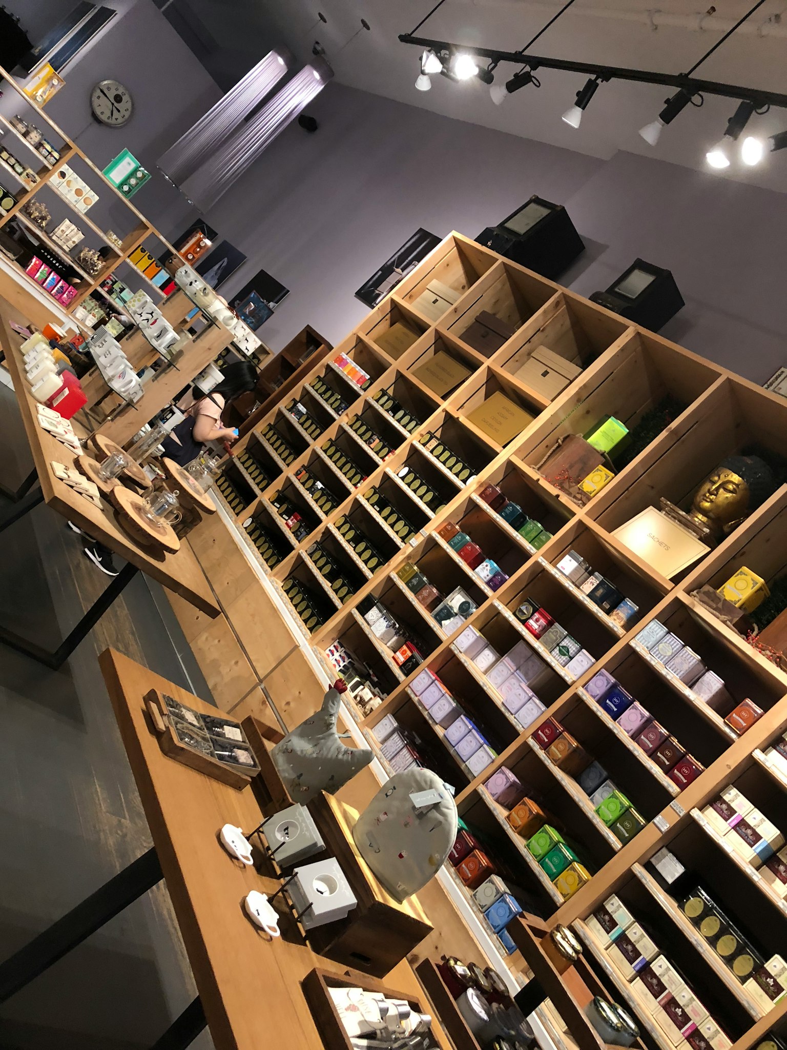 商店內部視圖，展示了裝滿各種產品的木製貨架