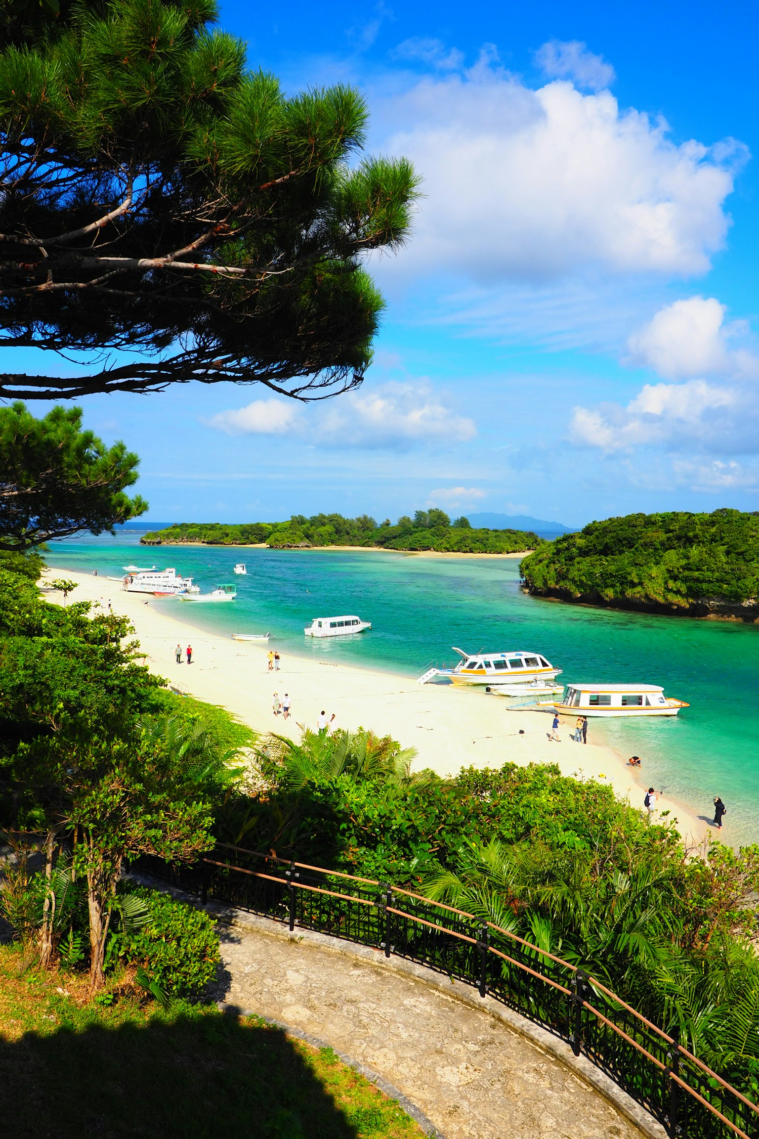 ทิวทัศน์ชายหาดที่สวยงามพร้อมท้องฟ้าสีฟ้าและน้ำสีเขียวมรกต