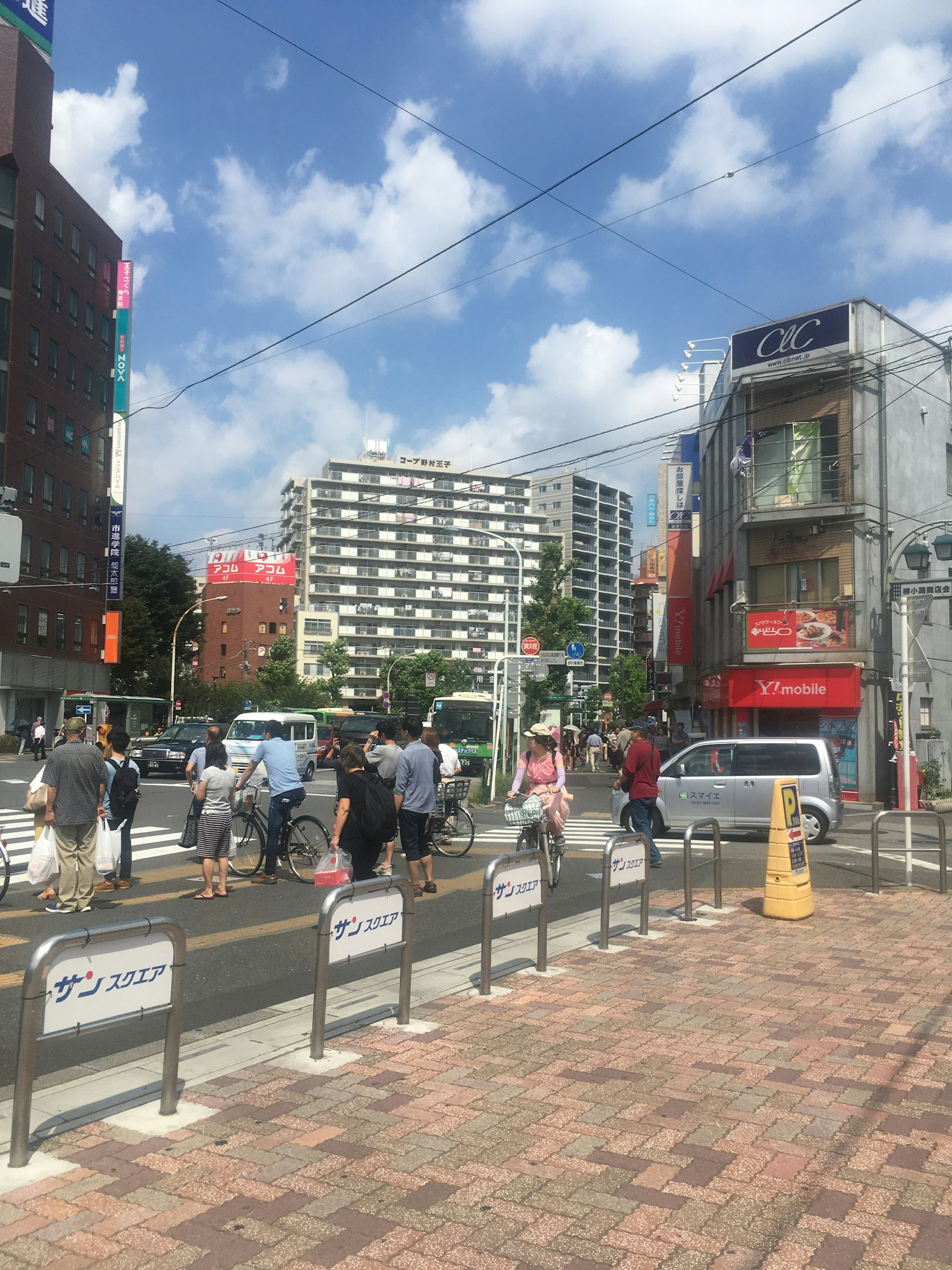繁忙的街道场景人们穿越人行横道建筑和蓝天