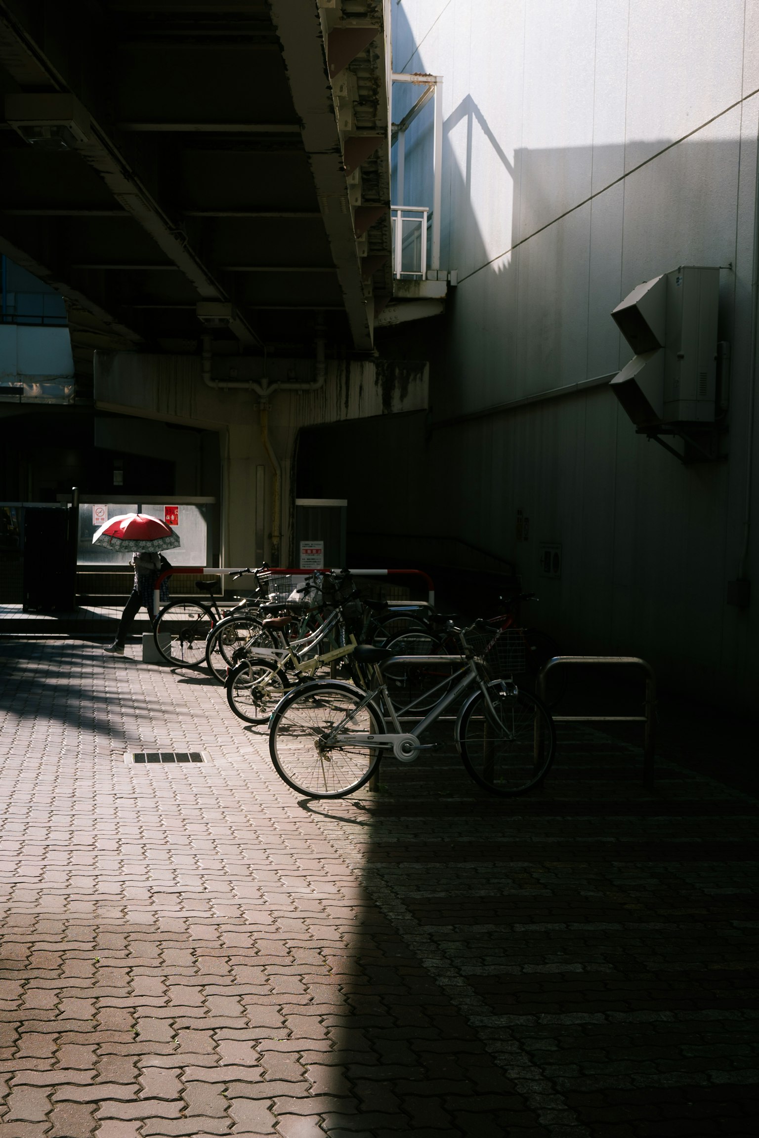 Vélos alignés dans l'ombre avec un arrière-plan urbain lumineux