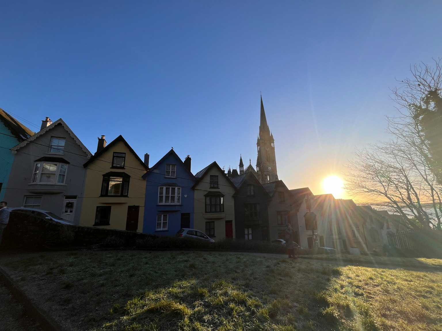 Paisaje matutino con casas coloridas y una torre de iglesia