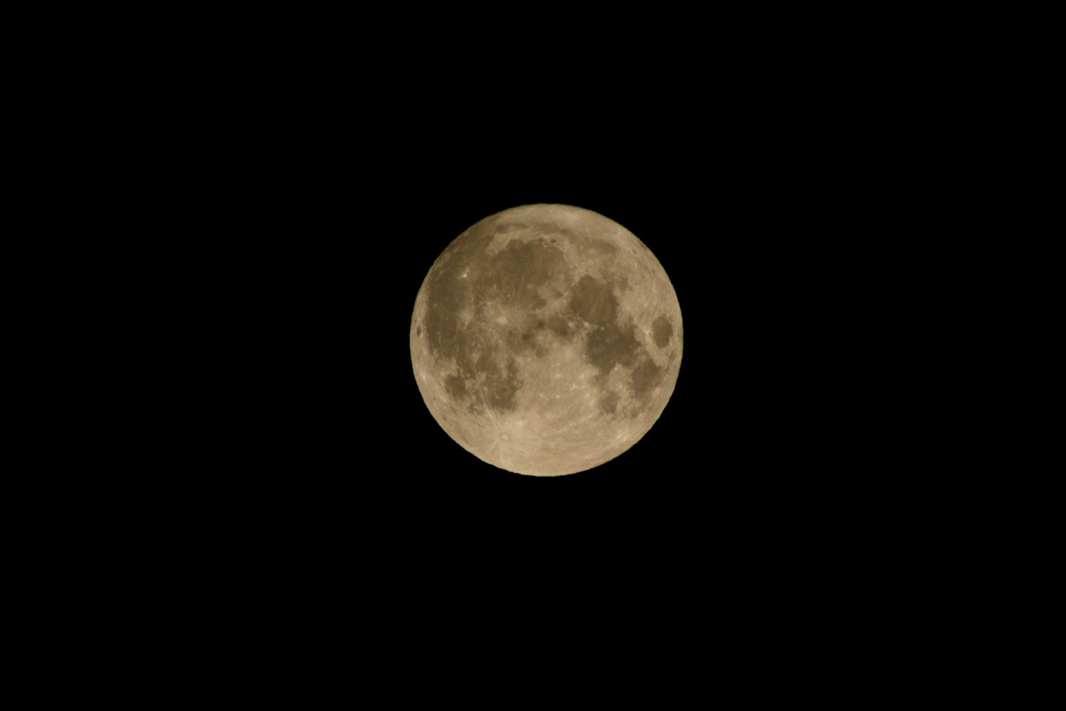 Luna piena che brilla nel cielo notturno scuro