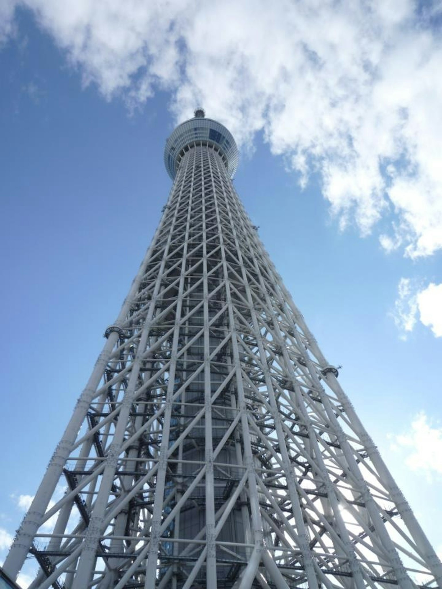 Foto vom Tokyo Skytree, gesehen von unten gegen einen blauen Himmel