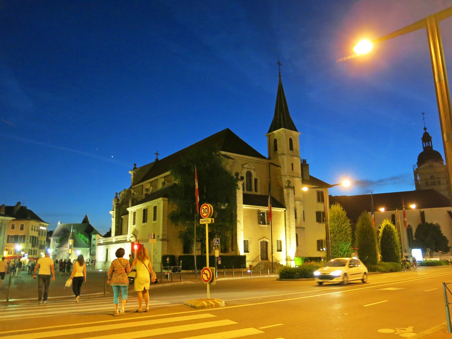 Escena de un hermoso edificio y iglesia bajo el cielo nocturno