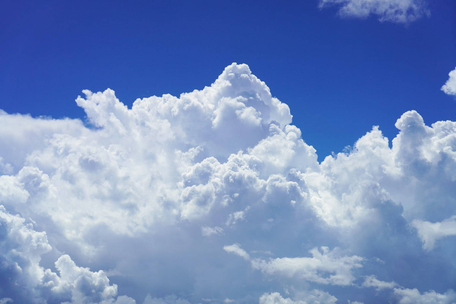 Una bella vista di nuvole bianche che galleggiano in un cielo blu