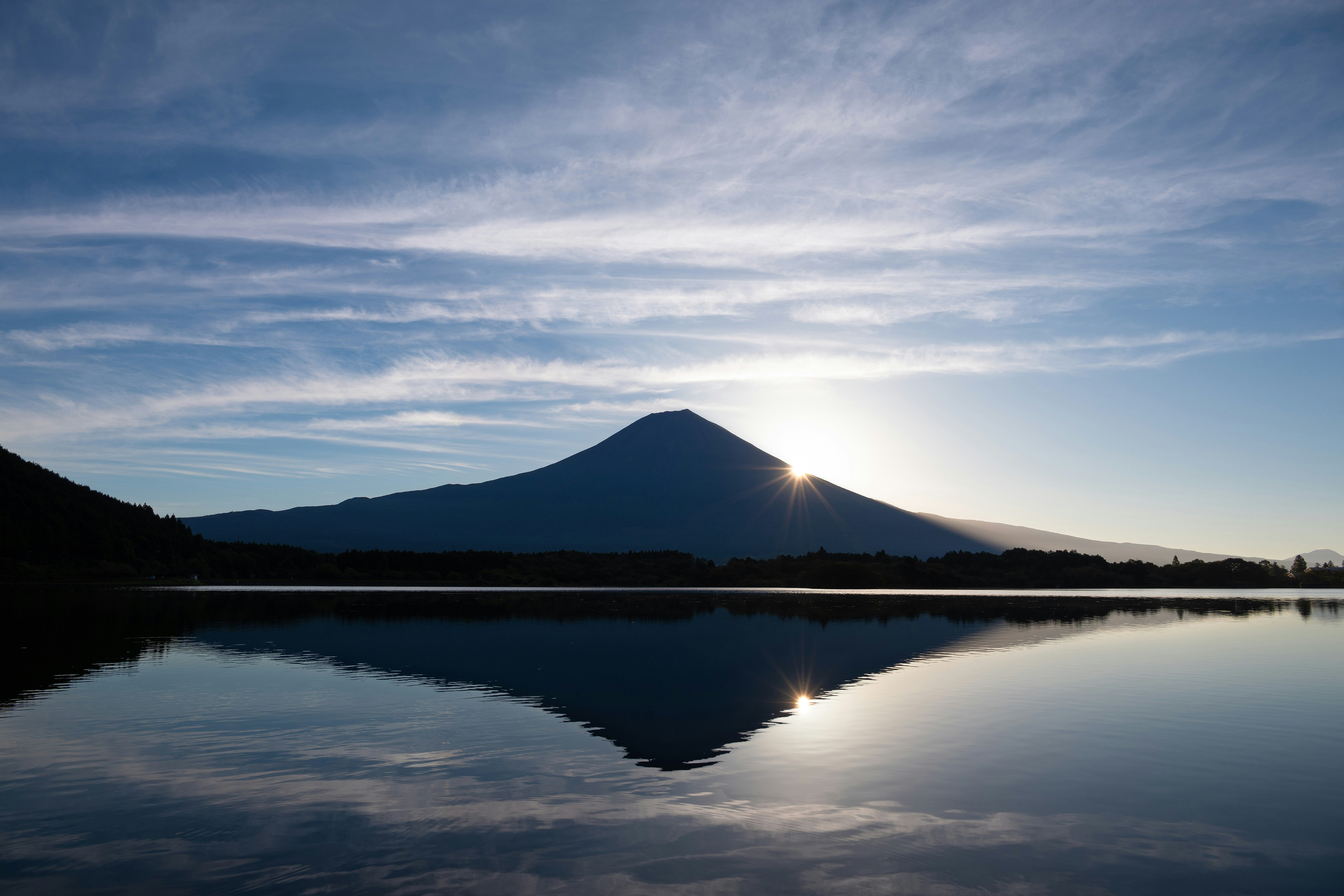 田貫湖の湖面に映る富士山の夜明け