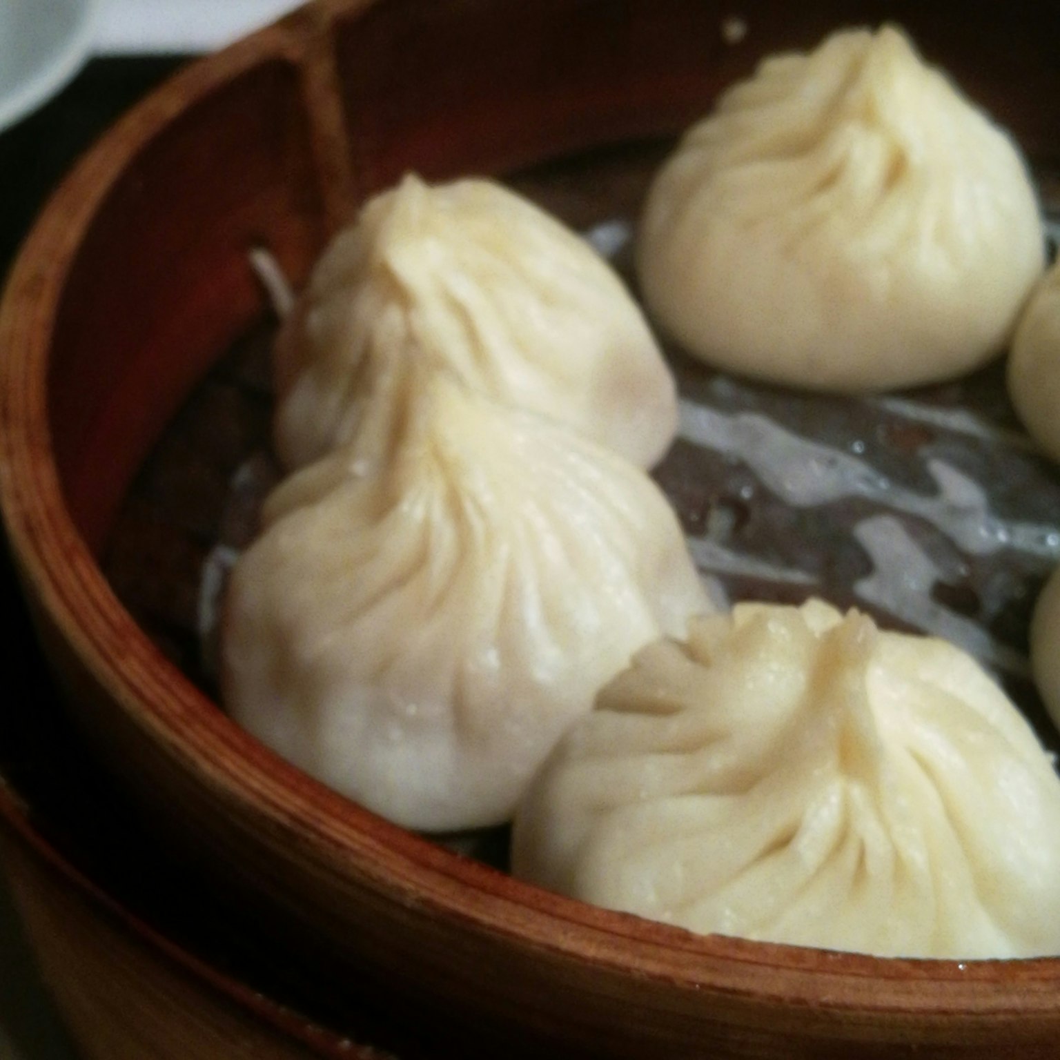 Dumpling kukus yang disusun dalam kukusan bambu