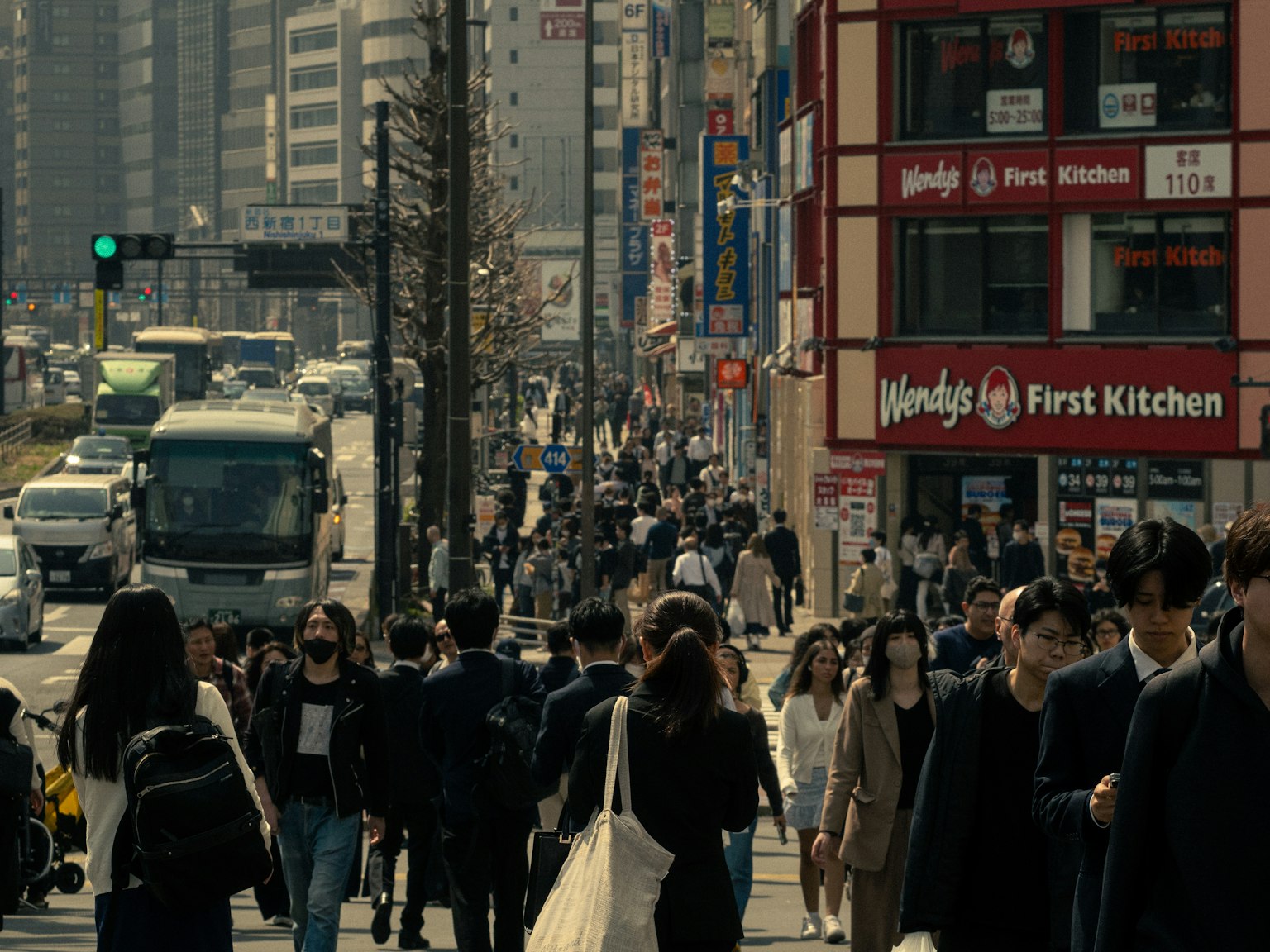 繁忙的城市街道場景，背景中有行人和公車