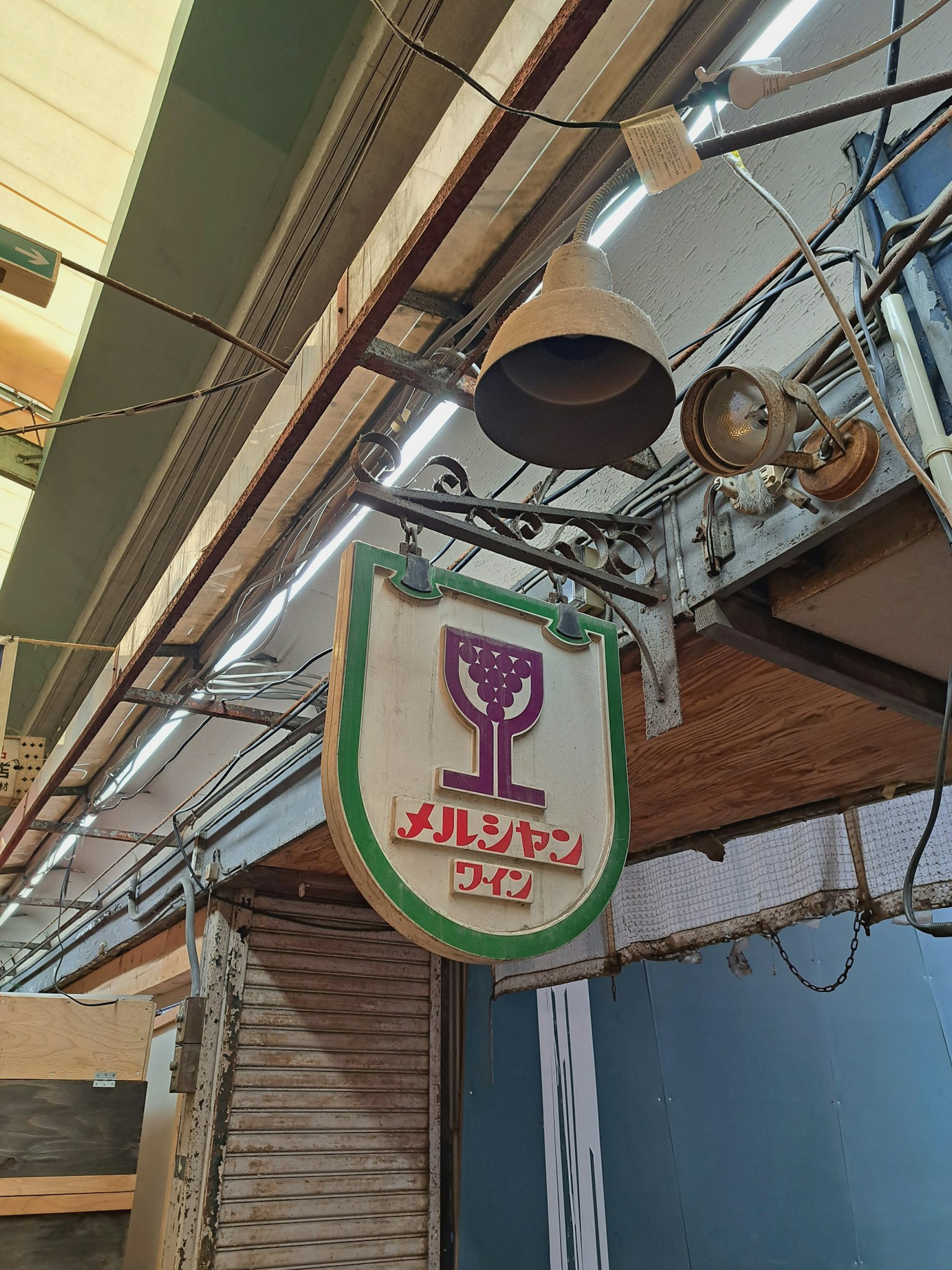 Cartel de vino Meruchan con un gráfico de copa de vino