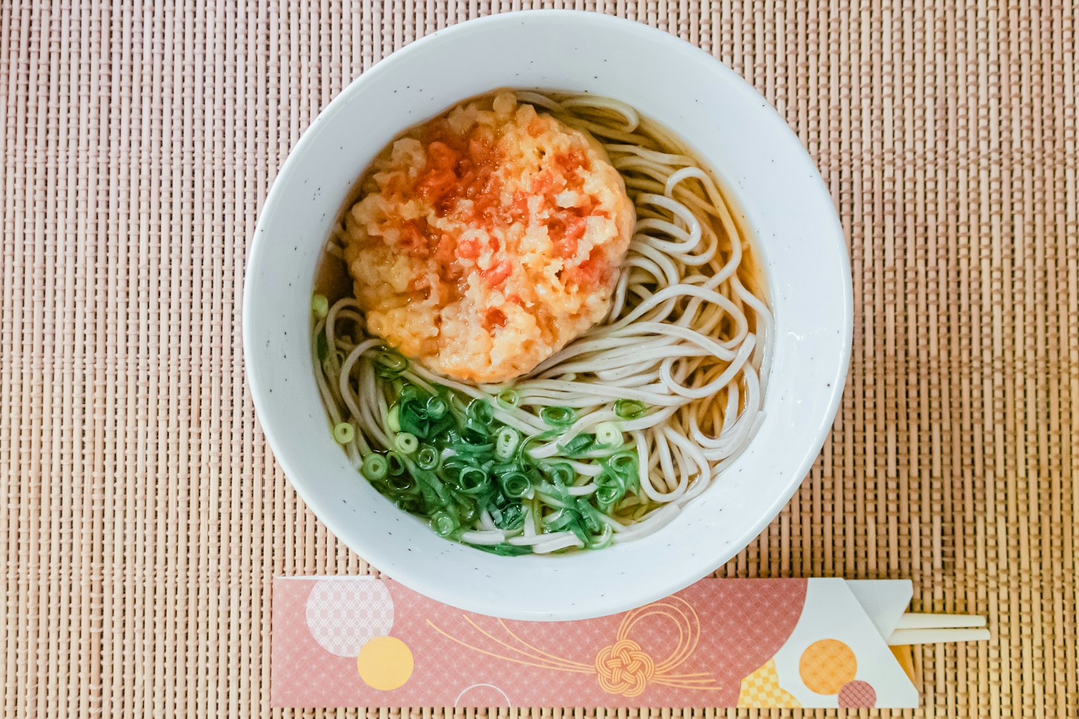 Eine Schüssel Soba-Nudeln mit Tempura und Frühlingszwiebeln
