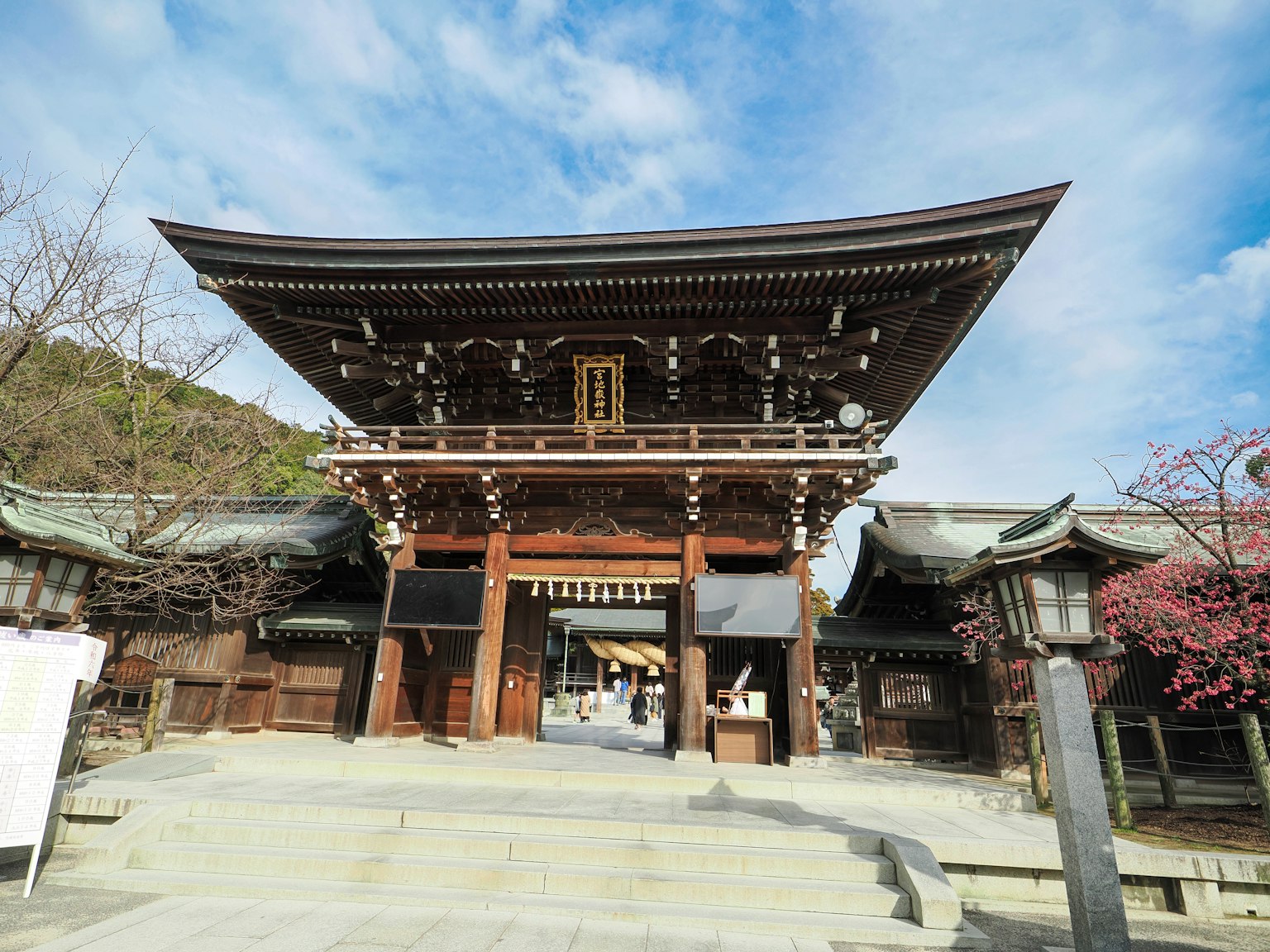 一座美丽的神社门在蓝天之下屹立