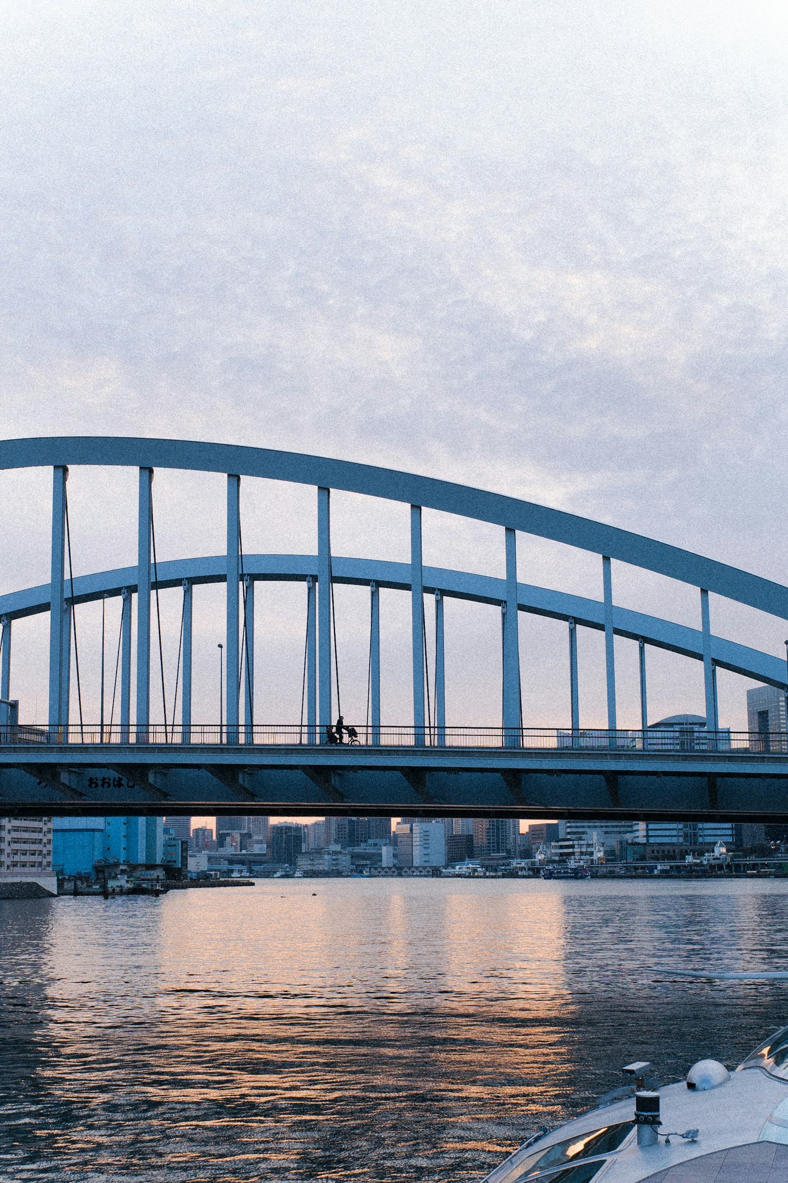 Blauer Bogenbrücke, die sich im Abendwasser spiegelt