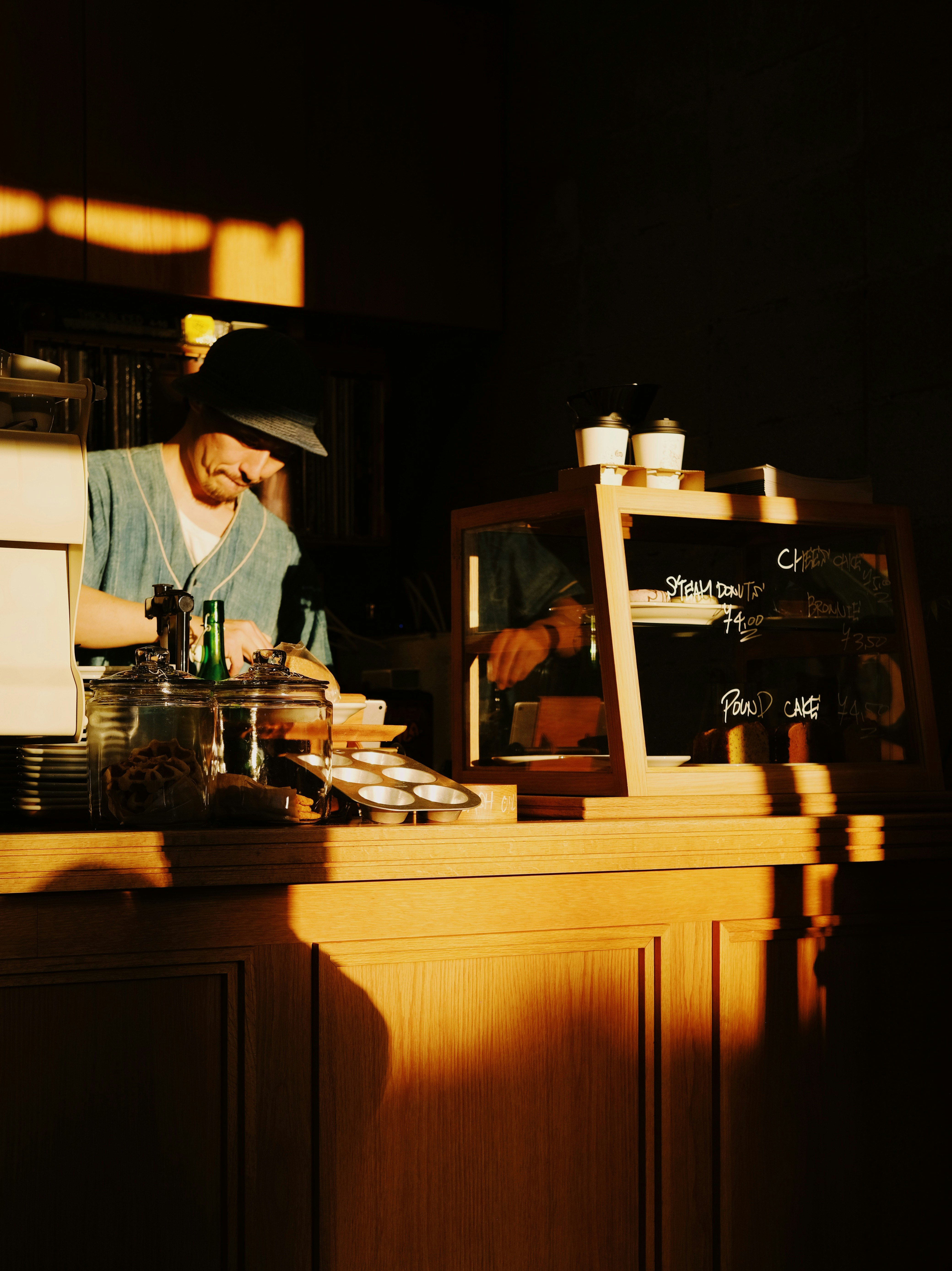 松山のカフェ店内で働くバリスタの手元とカウンター
