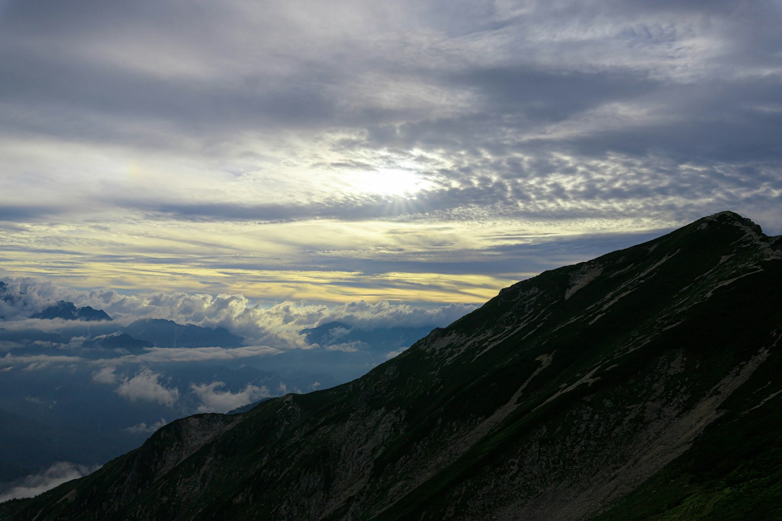 Paysage de montagne avec ciel nuageux et nuages bleus au crépuscule