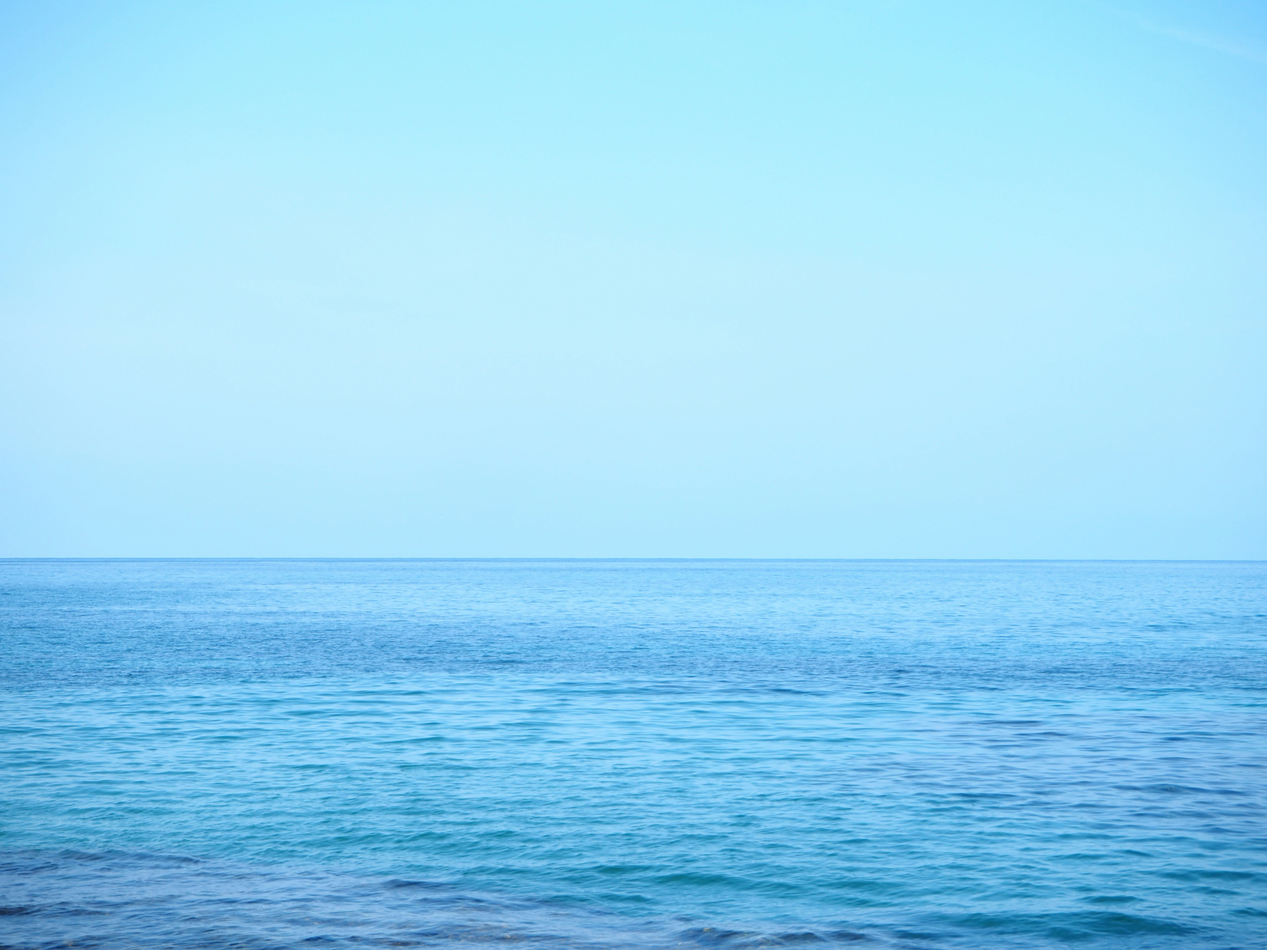水平線まで続く青い海の風景